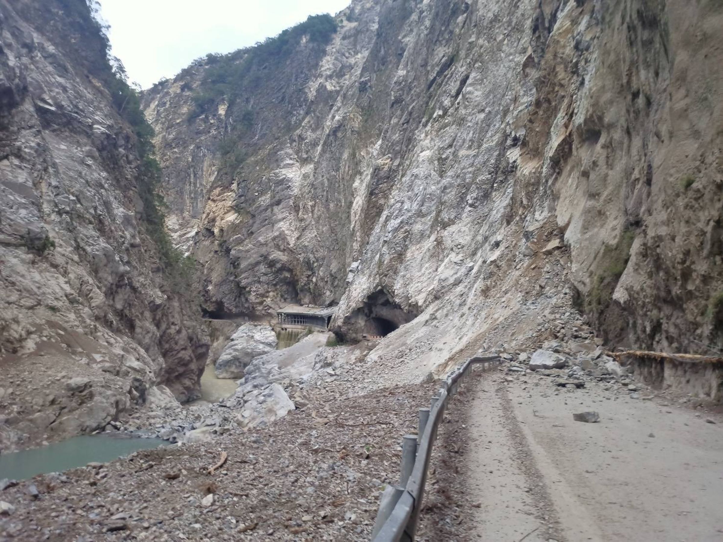 中橫公路台8線174.8k錐麓隧道東口12日清晨發生上邊坡坍方雙向阻斷。(公路局提供)