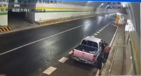 之後又有一名女子下車。（翻自《黑料網》）