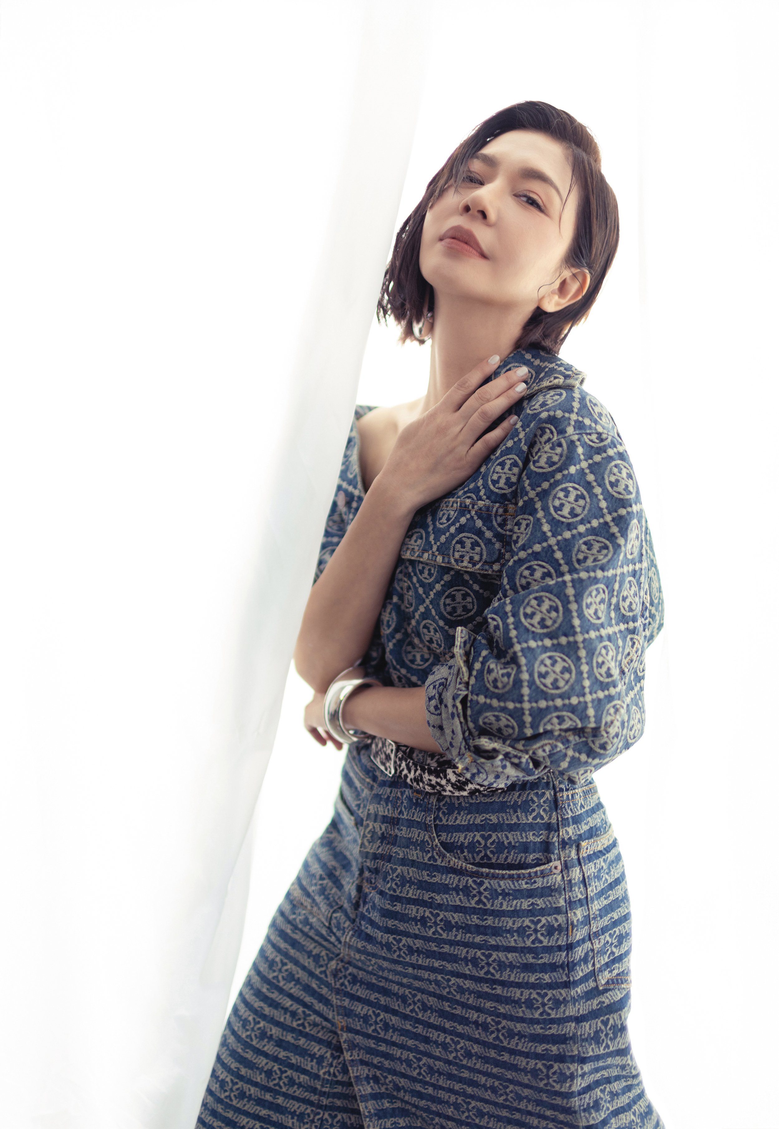 飾演遊走在感情灰色地帶的女人,于子育拍攝時感覺不舒服,靠著音樂尋找安慰與陪伴。
