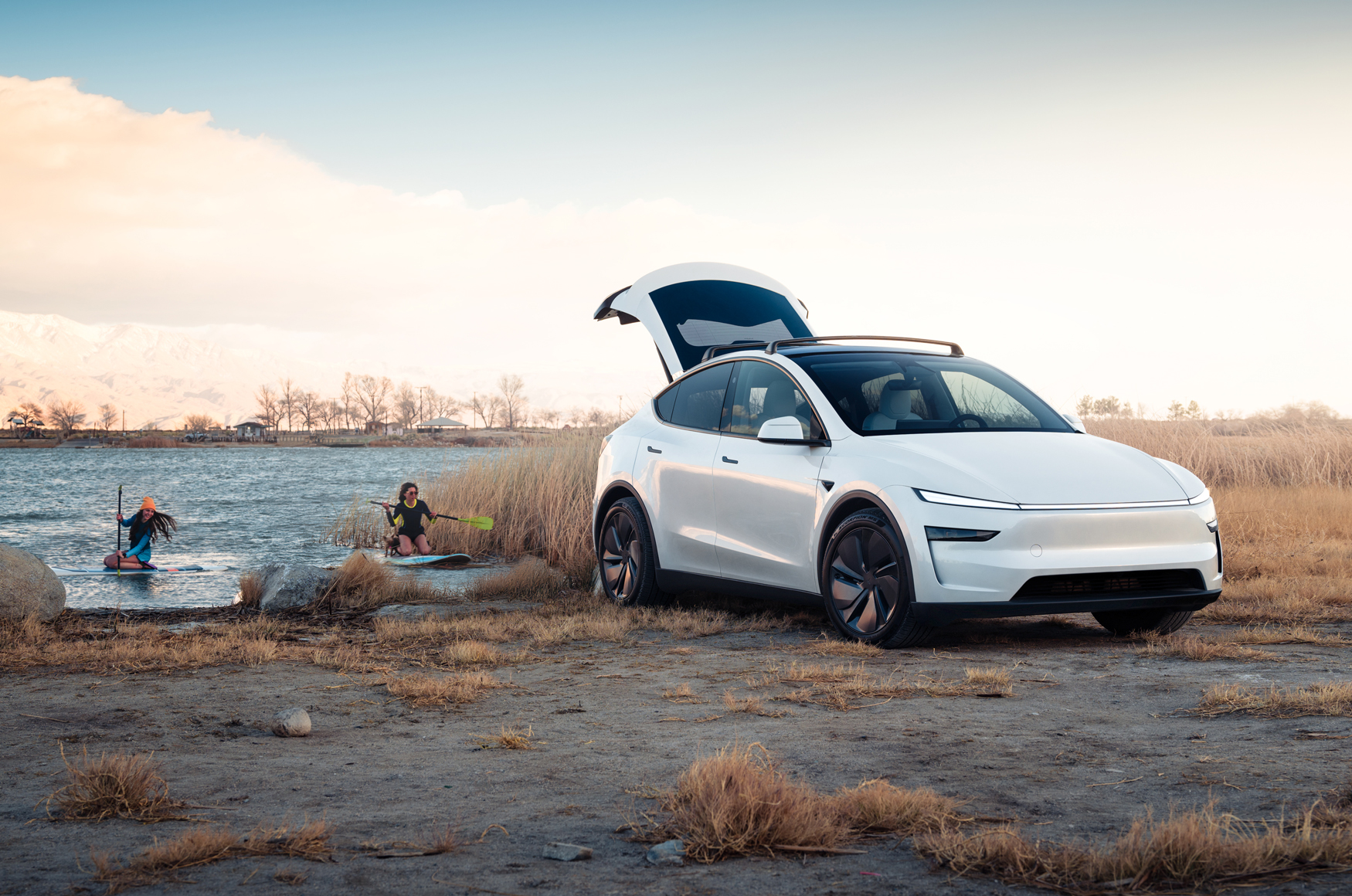 Model Y 行李廂空間總計高達 2,130 公升，讓全家人皆能輕鬆收納行李．露營裝備．高爾夫球具等大型物品