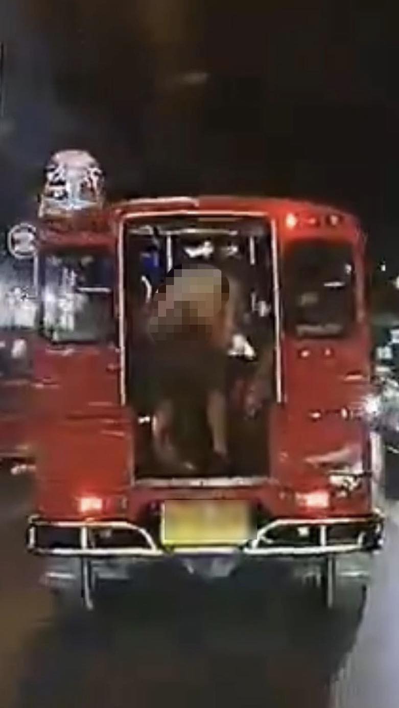 數名外籍女遊客搭乘嘟嘟車輪流脫下長褲與內褲,並轉身向後方車輛露出臀部。(翻攝自Phuket Times ภูเก็ตไทม์ FB)