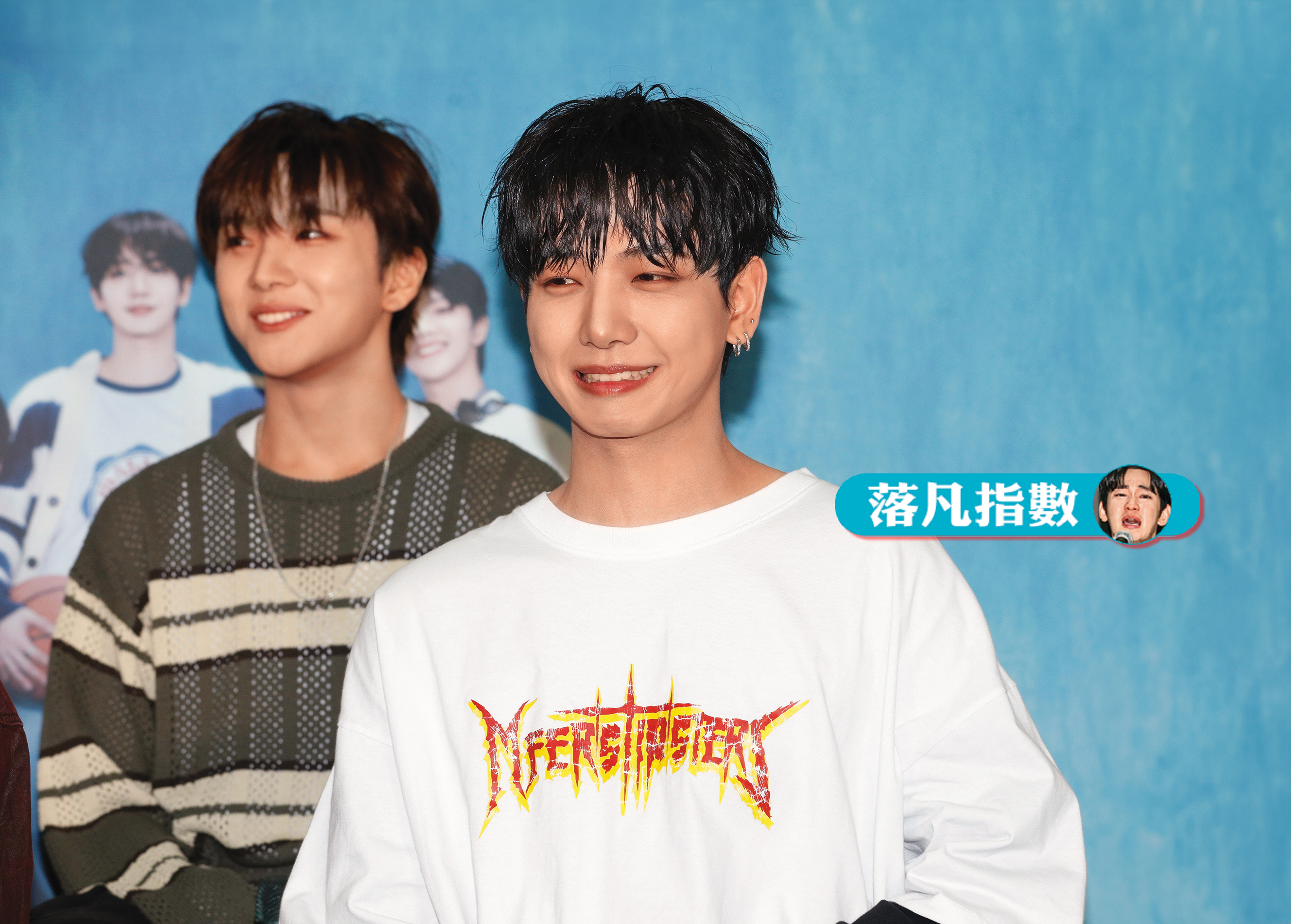 「飯撒王」明宰鉉（右）的連拍番外篇，被我們捕捉到啦！這尷尬又不失禮貌的微笑，莫名有點萌。左為金雲鶴。