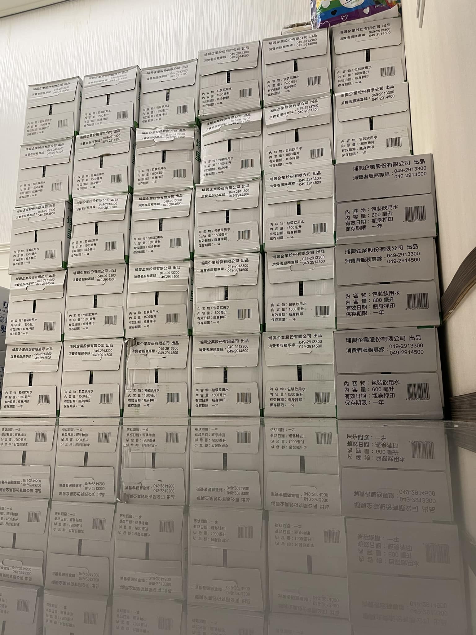 侯怡君獨自一人把30幾箱礦泉水從一樓大廳搬到家裡。（翻攝自侯怡君的家臉書）