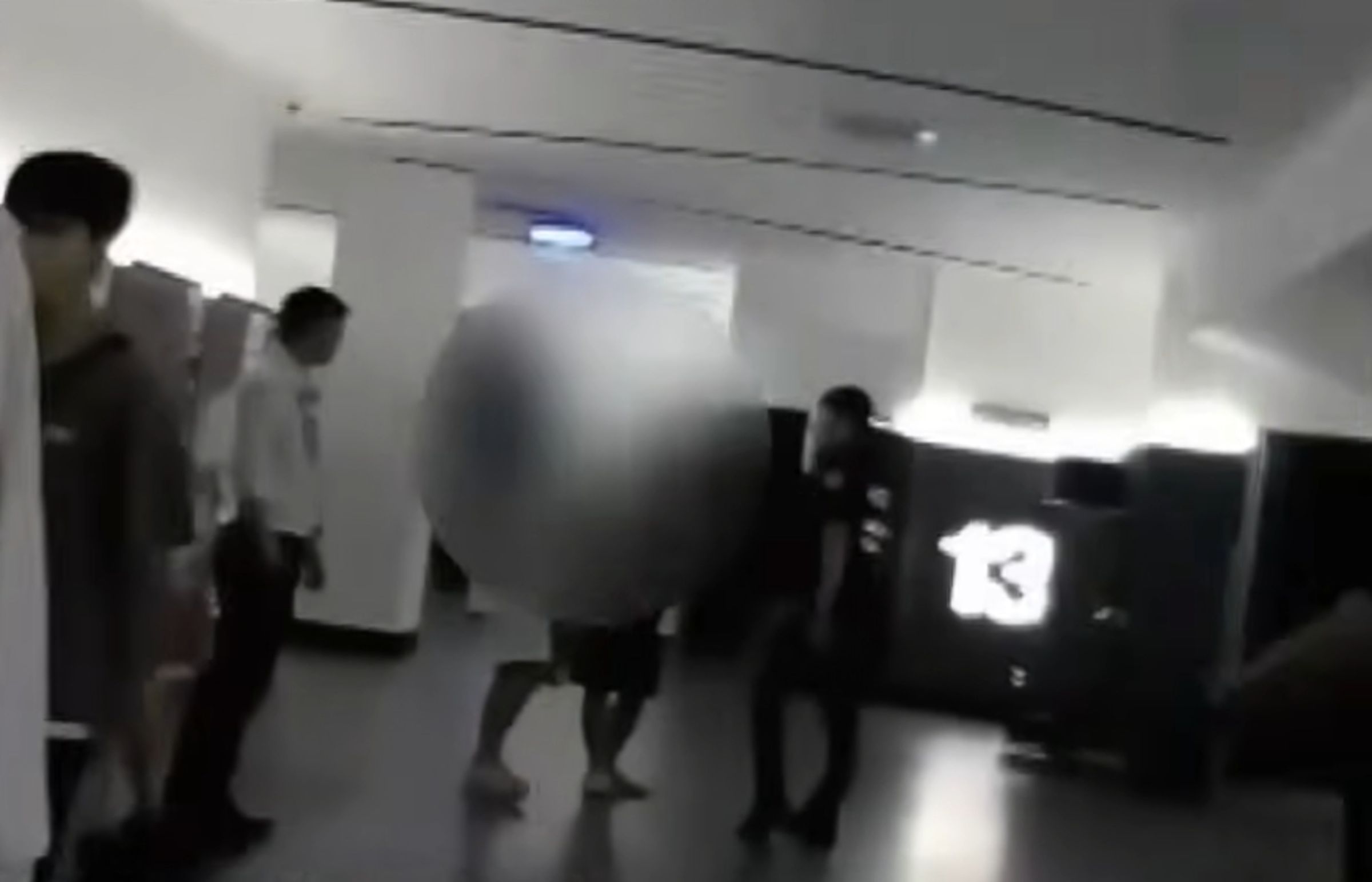2對情侶因為手機沒關靜音引發衝突,在影廳外大打出手,驚動警方到場處理。(翻攝畫面)