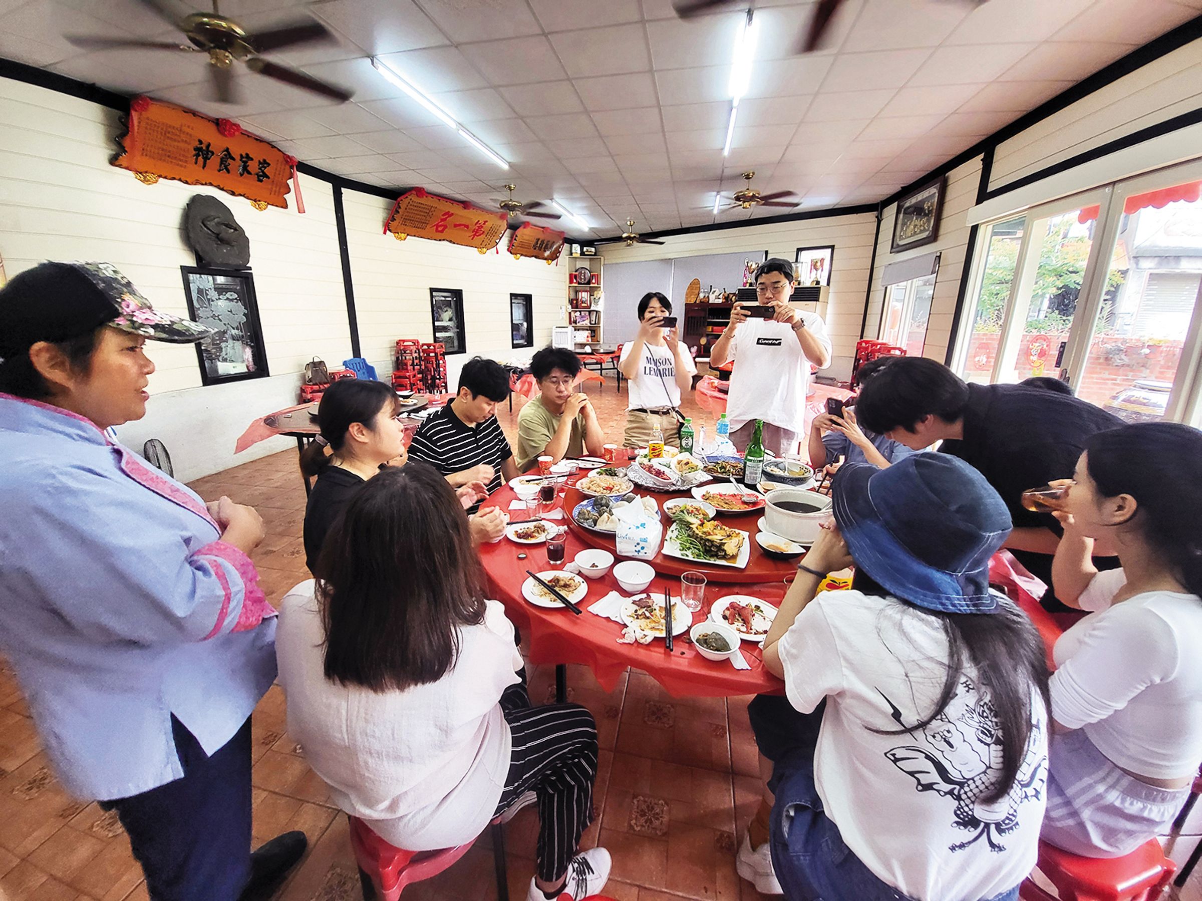 台灣團隊帶領韓國工作人員品嘗道地客家料理，再一起激發創意構思節目。（客家電視台提供）