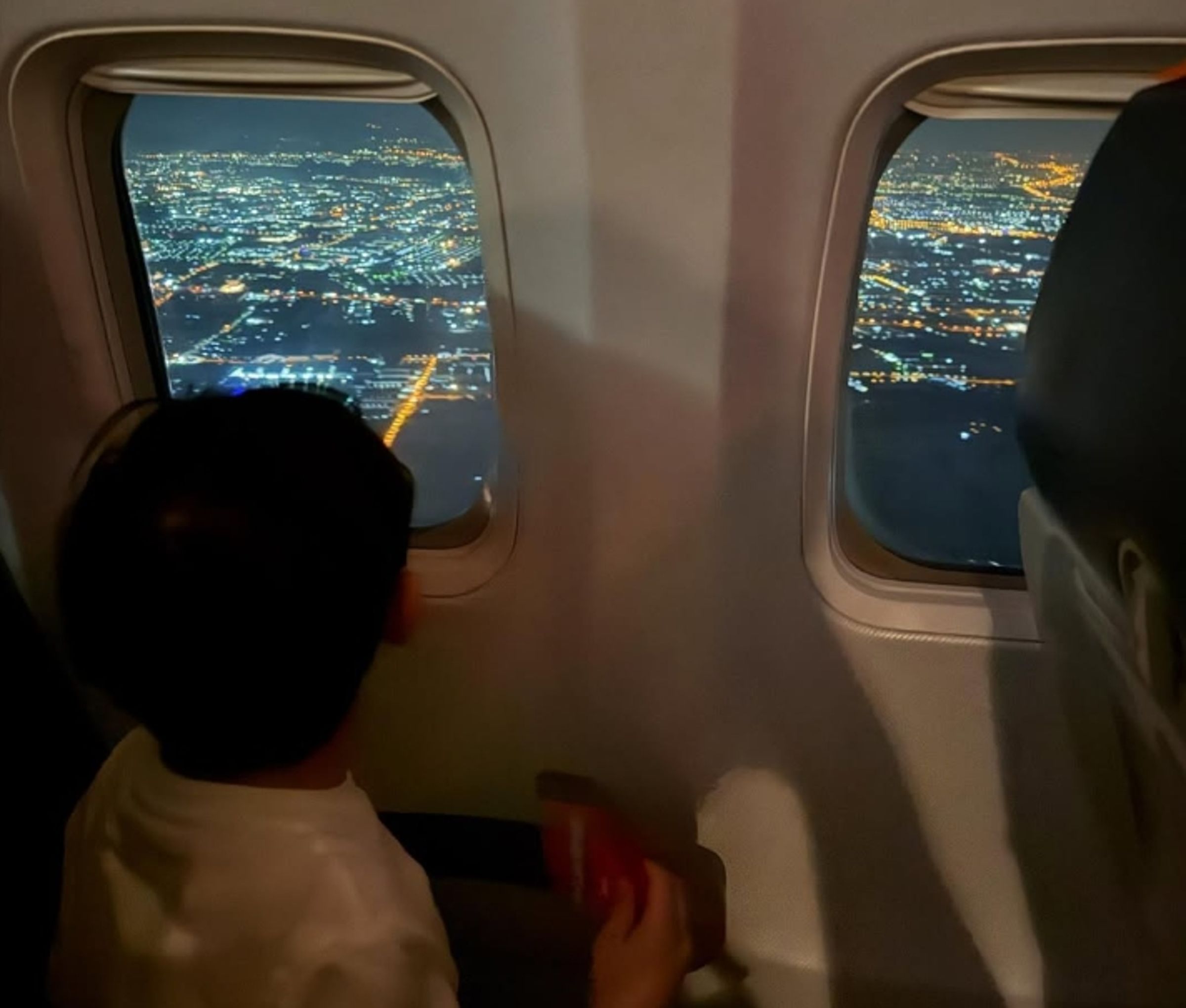 韓職起亞虎的公關行銷經理帶著妻小到泰國旅遊,未料回程發生撞機事故,他們的最後身影讓不少網友看了相當鼻酸。(翻攝自Instagram)