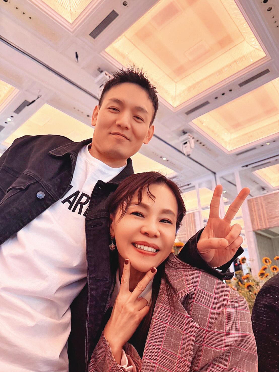 彭佳慧(右)曾與玖壹壹成員春風(左)在演唱會上合作,展現了鐵肺歌后與本土團體的反差魅力。(翻攝自彭佳慧臉書)