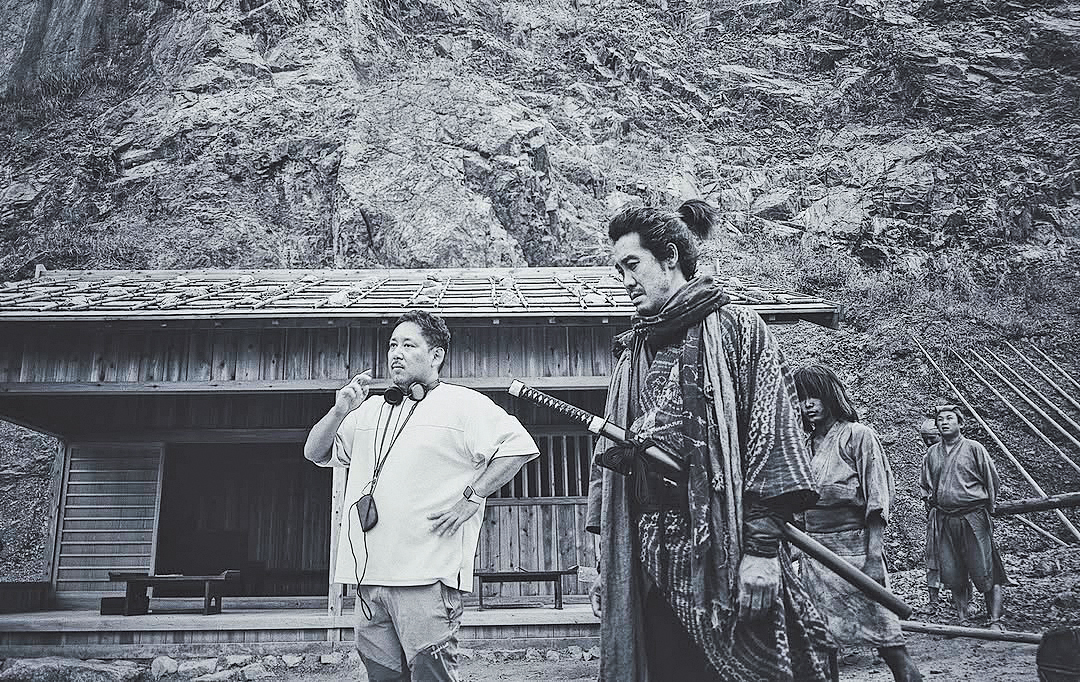 入江悠(左)藉由大泉洋(右)主演的時代劇《室町無賴》,表達現代人面對生活的取捨與選擇。(翻攝自室町無賴IG)