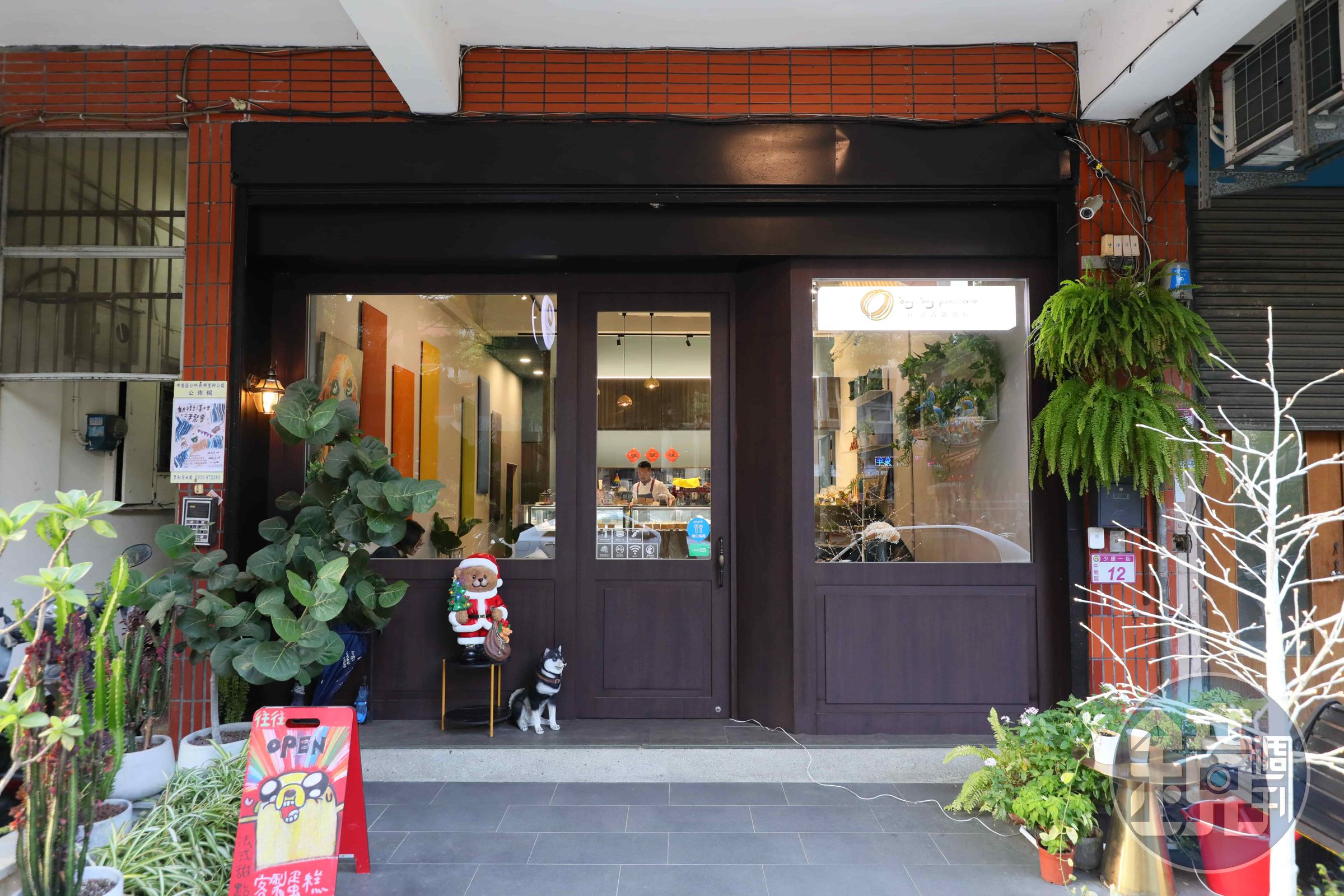 「往往法式甜點店」低調開在中壢住宅區中，不少爸媽接完小朋友一起來度過快樂的放學時光。