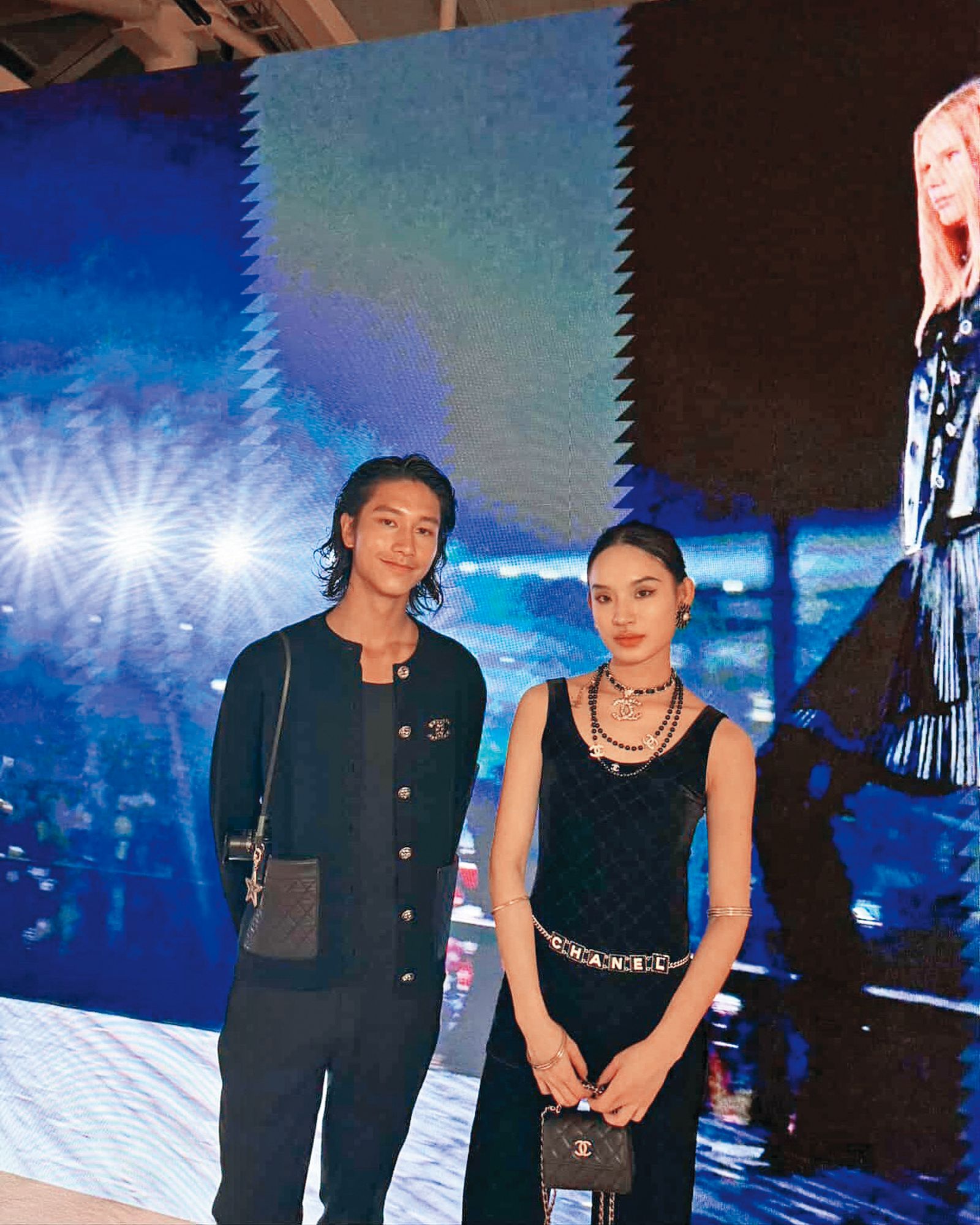 還在紐約就讀工業設計的Ian（左），常在社群分享藝術、設計與模特工作，外型帥氣的他曾受邀出席香奈兒活動。（翻攝自Ian IG）