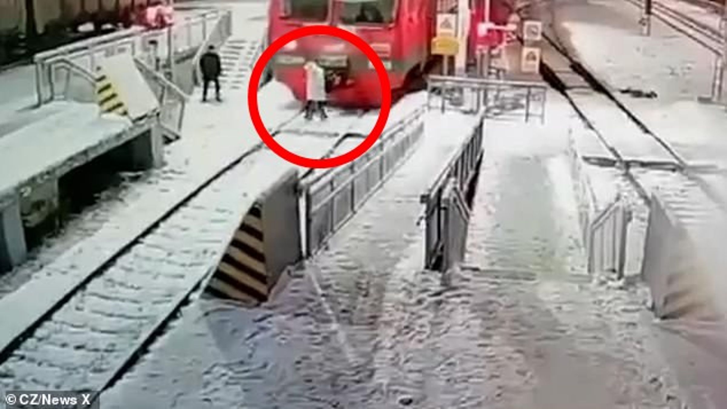 慎入!戰鬥妹子戴耳機跟列車「決鬥」,全身被輾壓後結局驚人。(翻自《每日郵報》)