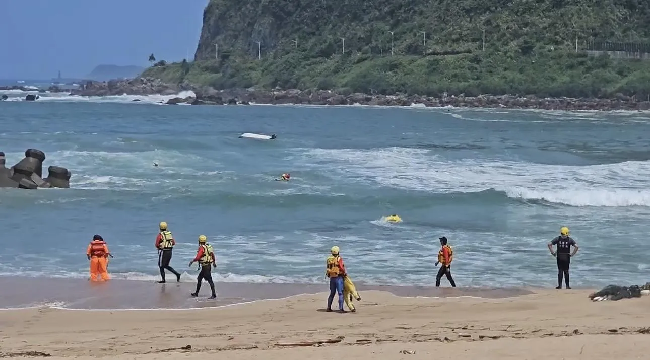 基隆大武崙海灘今日發生泳客失蹤意外，一名29歲男子疑似遭離岸流帶往外海，下落仍不明。（翻攝畫面）