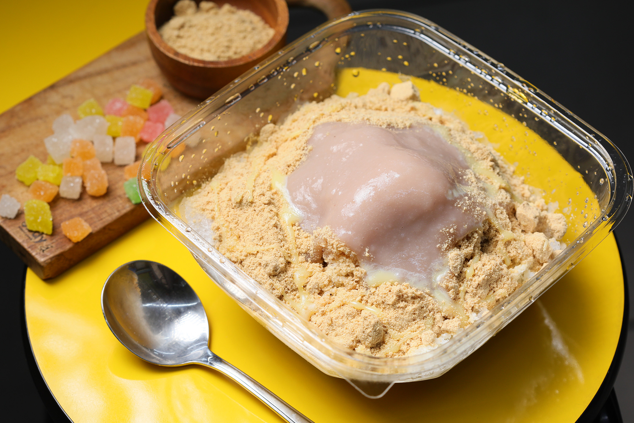 「芋泥麵茶牛奶冰」撒上慢火炒製的麵茶粉，融合白芝麻清香，極為迷人。（100元／份）