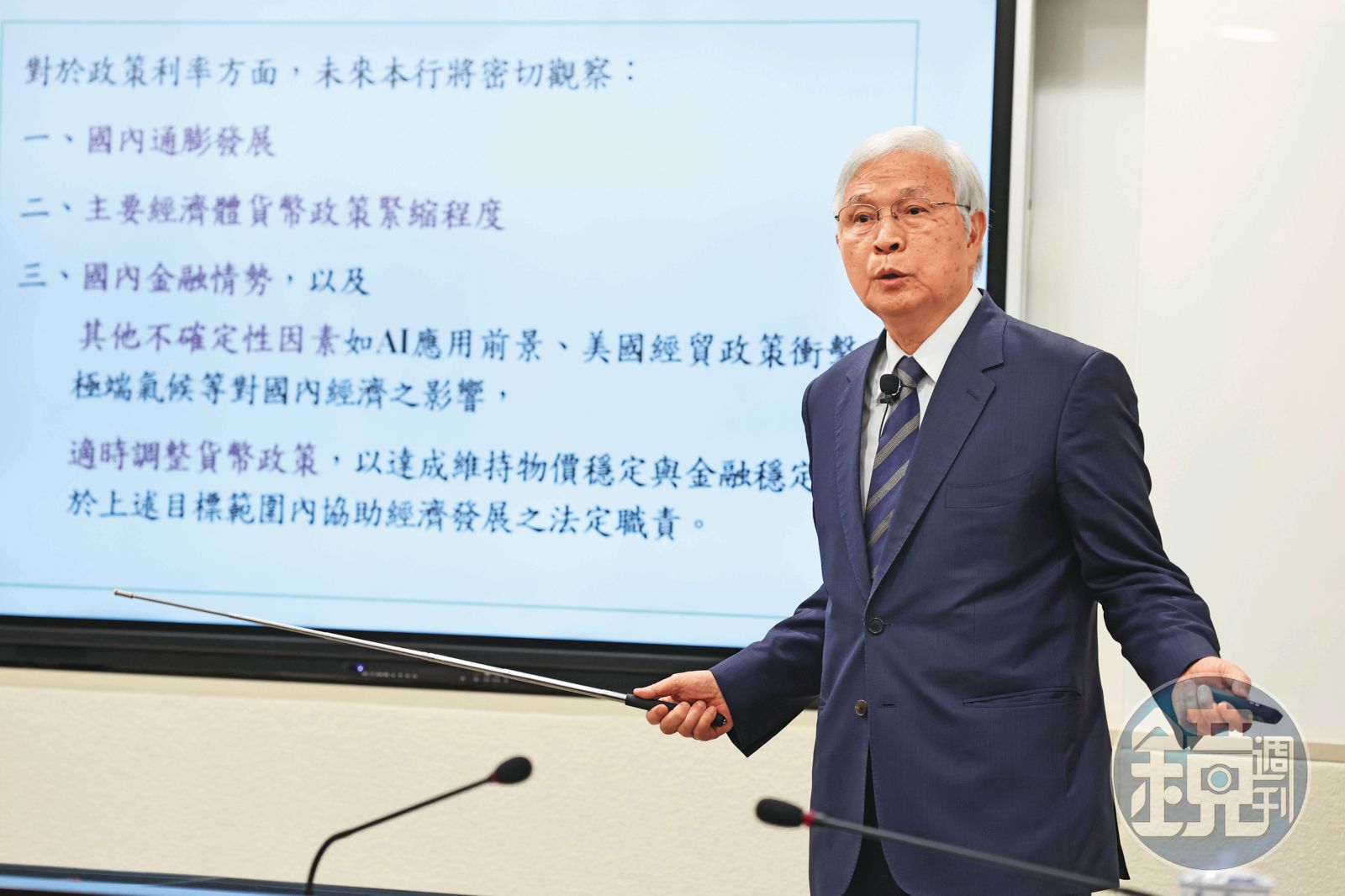 限貸令改變房貸環境，談好的房貸條件，到真正交屋時可能變卦、出現資金缺口。圖為央行總裁楊金龍