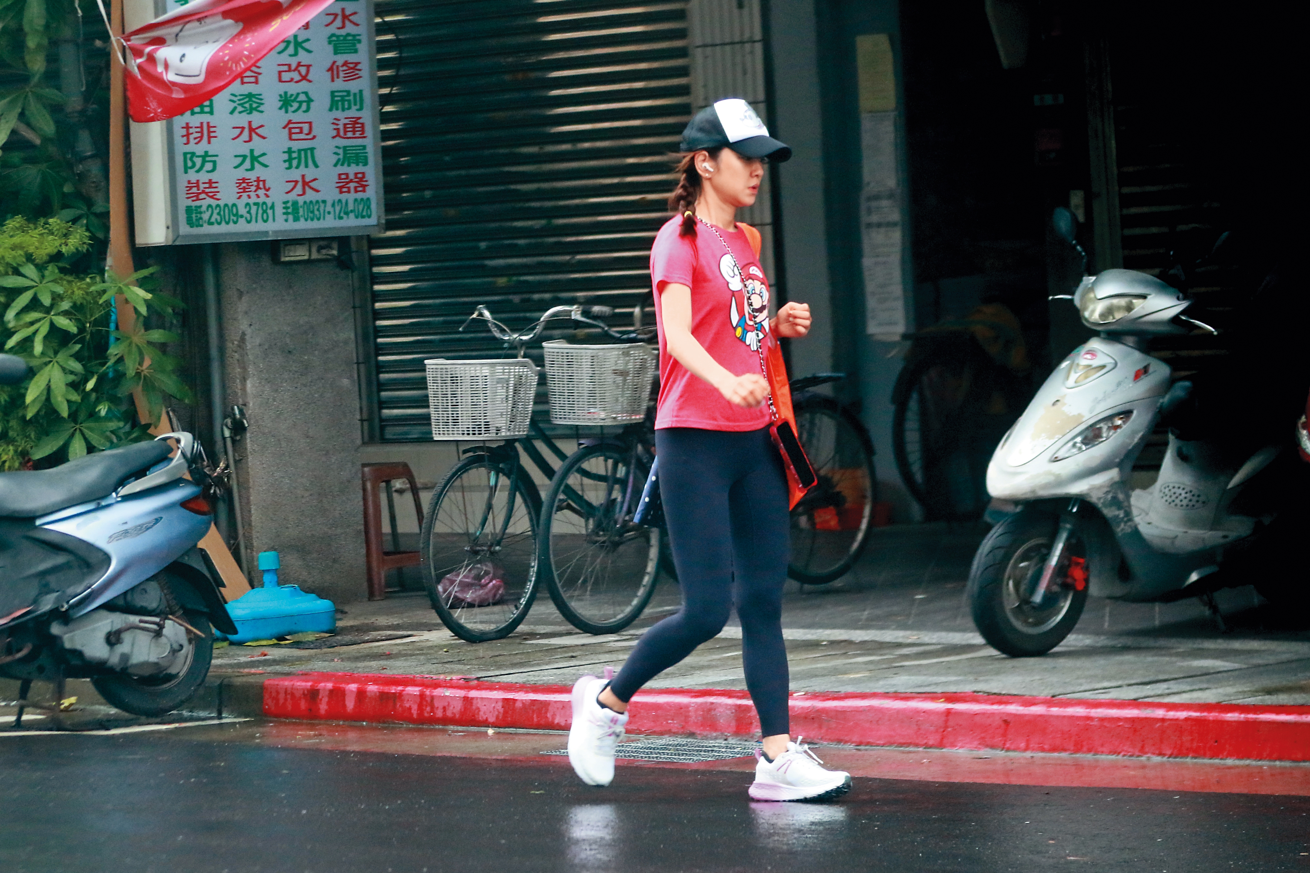 10/4 12:10形單影隻的楊千霈,身邊已無老公身影;據傳離婚是她提的,但是對方還沒答應。