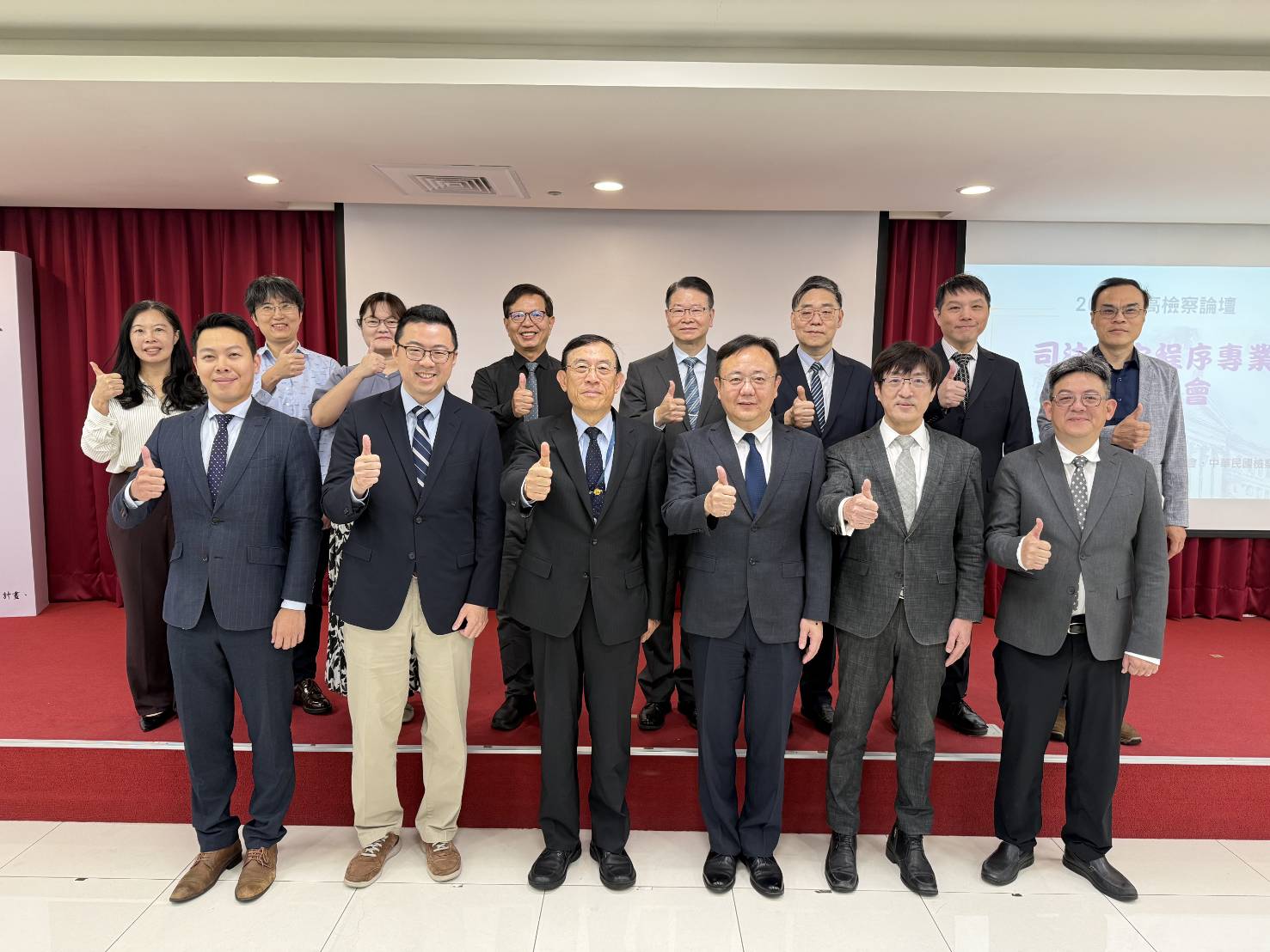 最高檢察署和經濟刑法學會今天舉行司法國安案件專業化研討會，由學界台大林鈺雄、政大李聖傑、陽明交大林建中、金孟華、清大連孟琦、中研院蘇彥圖教授，以及實務界北檢林達檢察官和北院許凱傑法官連番上場，提出多項寶貴意見，現場反應相當熱烈。（經濟刑法學會提供）