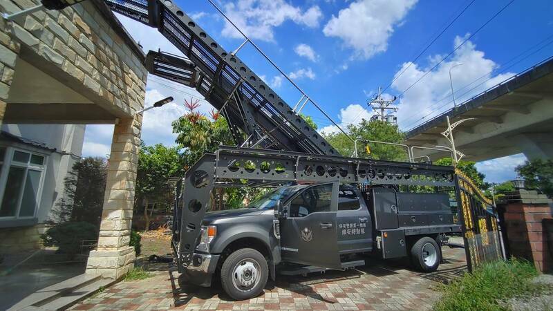 民眾拍攝到的「雲梯裝甲車」，正式名稱是「突擊梯車」。（警方提供）