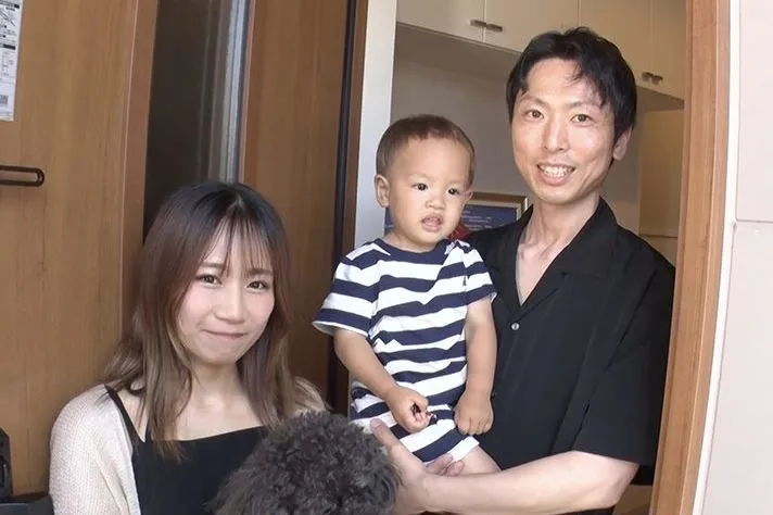 現年25歲的前偶像亞希，在高中時期對當時的班導師、現年41歲的慎一展開長達3年的狂熱追求。（翻攝自《無法沉默的女兒們 第3季》畫面）