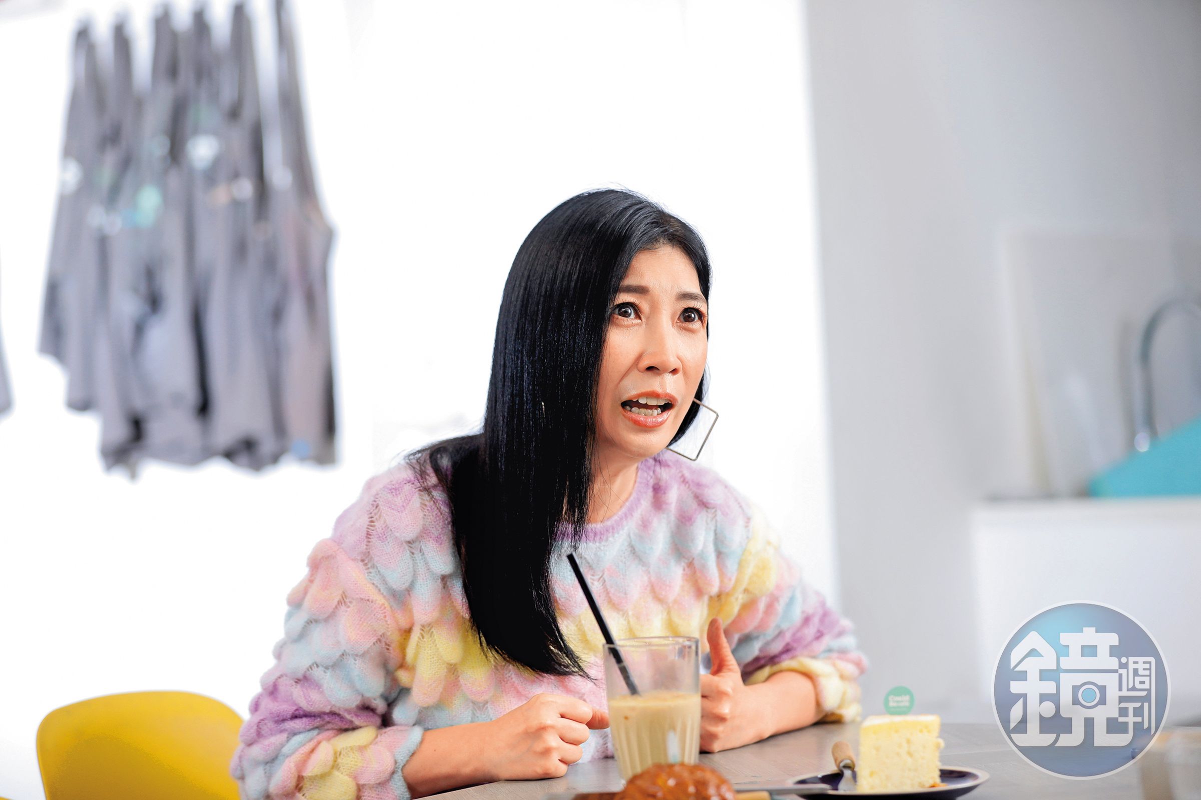 黃嘉千在恢單後接受本刊專訪，臉部表情非常豐富。