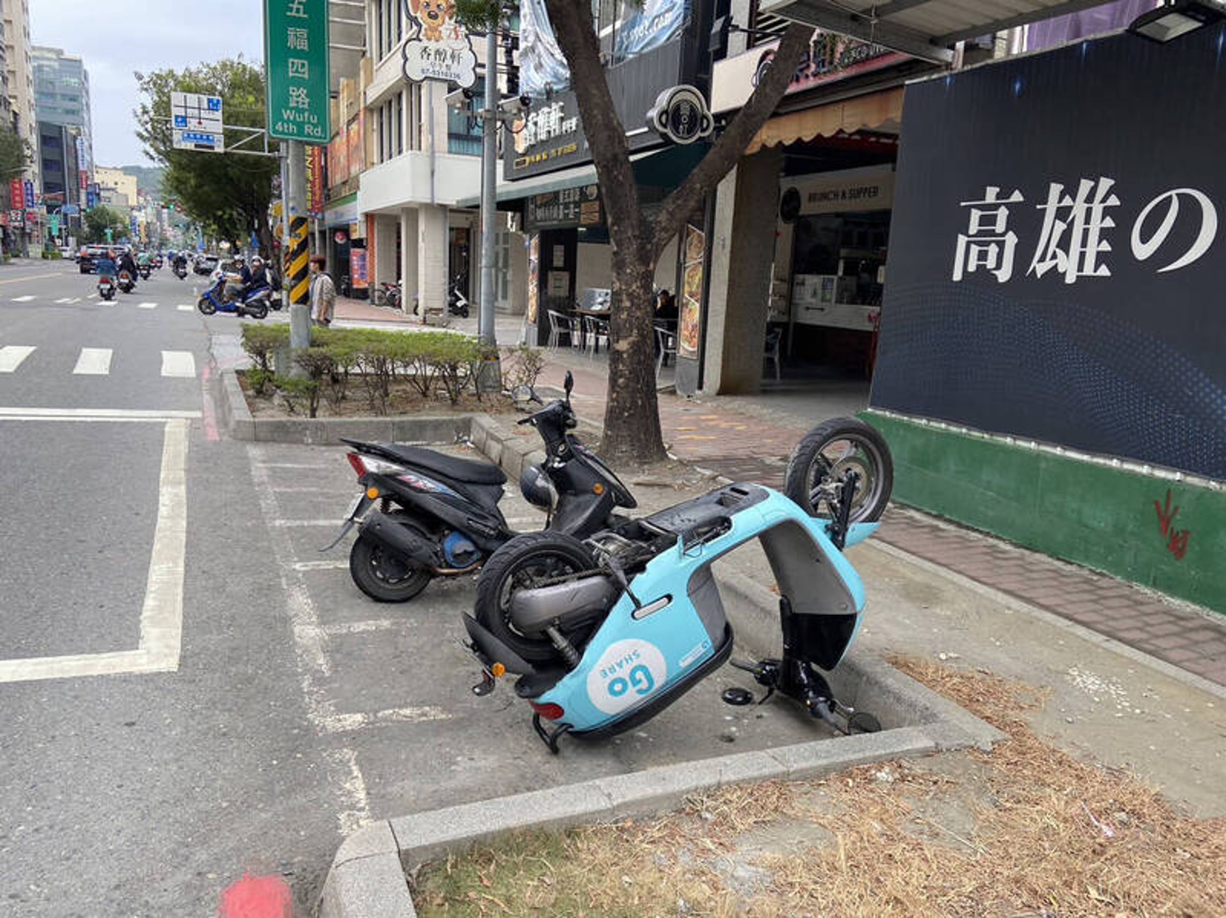 高雄市鹽埕區有民眾惡意將共享機車倒放,造成部分機車後照鏡斷裂。(翻攝照片)