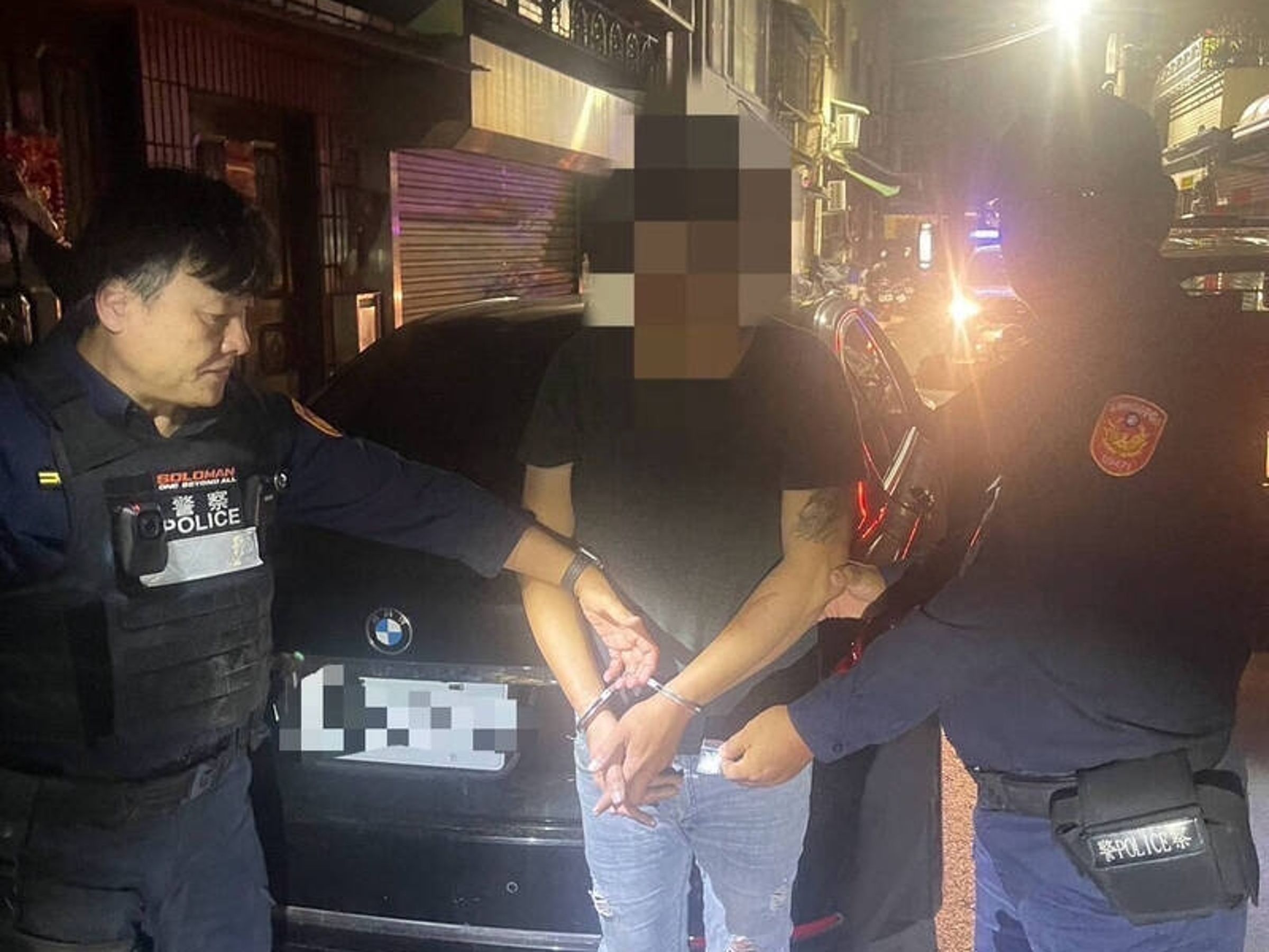 雷霆中隊因阮嫌突然加速,起了疑心一路追逐,終於攔查該車,喝令兩人下車接受盤查。(翻攝畫面)