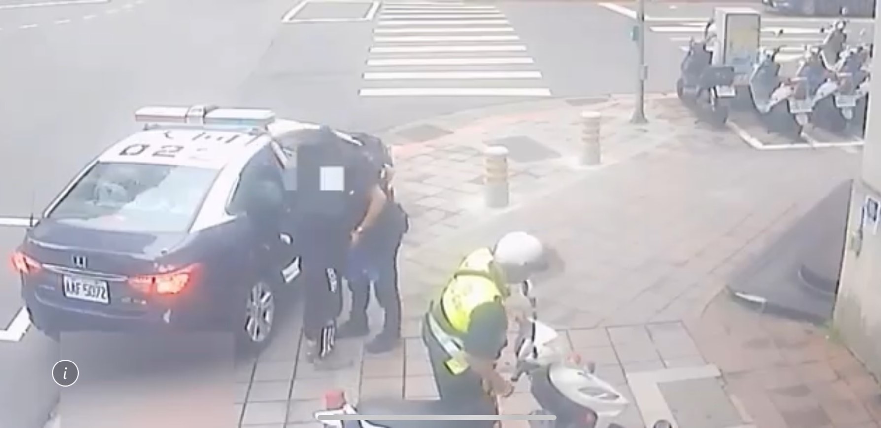 警方還在甘男身上起獲毒品，將他帶回警局偵辦。（翻攝畫面）