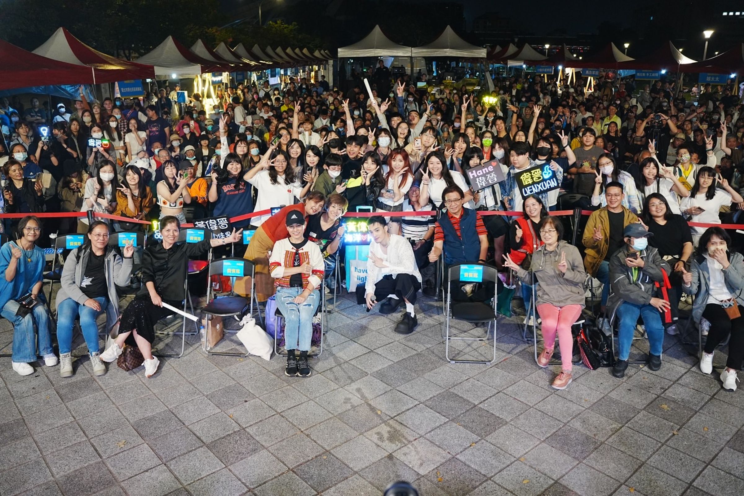 黃偉晉到台下與熱情歌迷合影。(臺北市政府原住民族事務委員會提供)