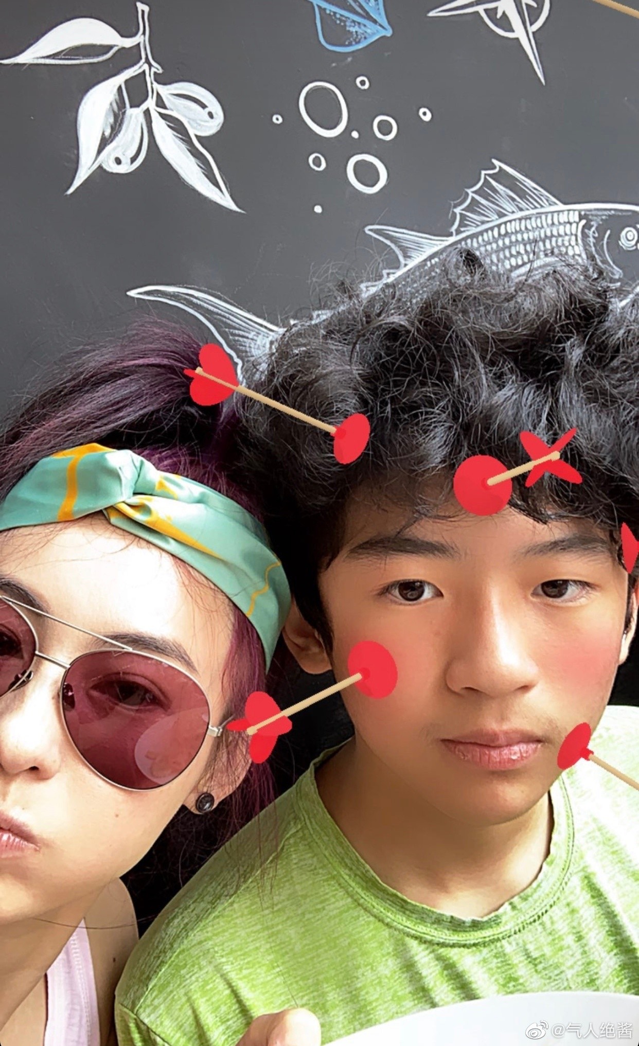 Lucas（謝振軒）與生俱來擁有的家族優勢，一家皆演藝圈大咖，而他由媽媽張柏芝一手拉拔長大，母子倆感情很好。（翻攝自微博）