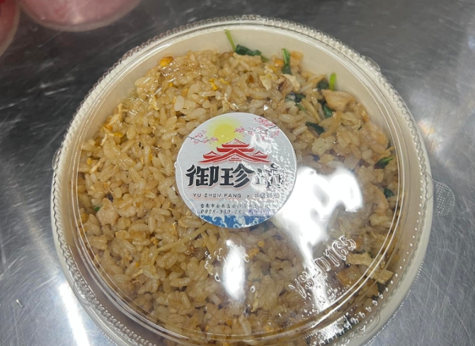 「御珍坊」2021年獲得台灣炒飯冠軍，這幾年發揮愛心提供學生愛心餐點。（翻攝自御珍坊臉書）