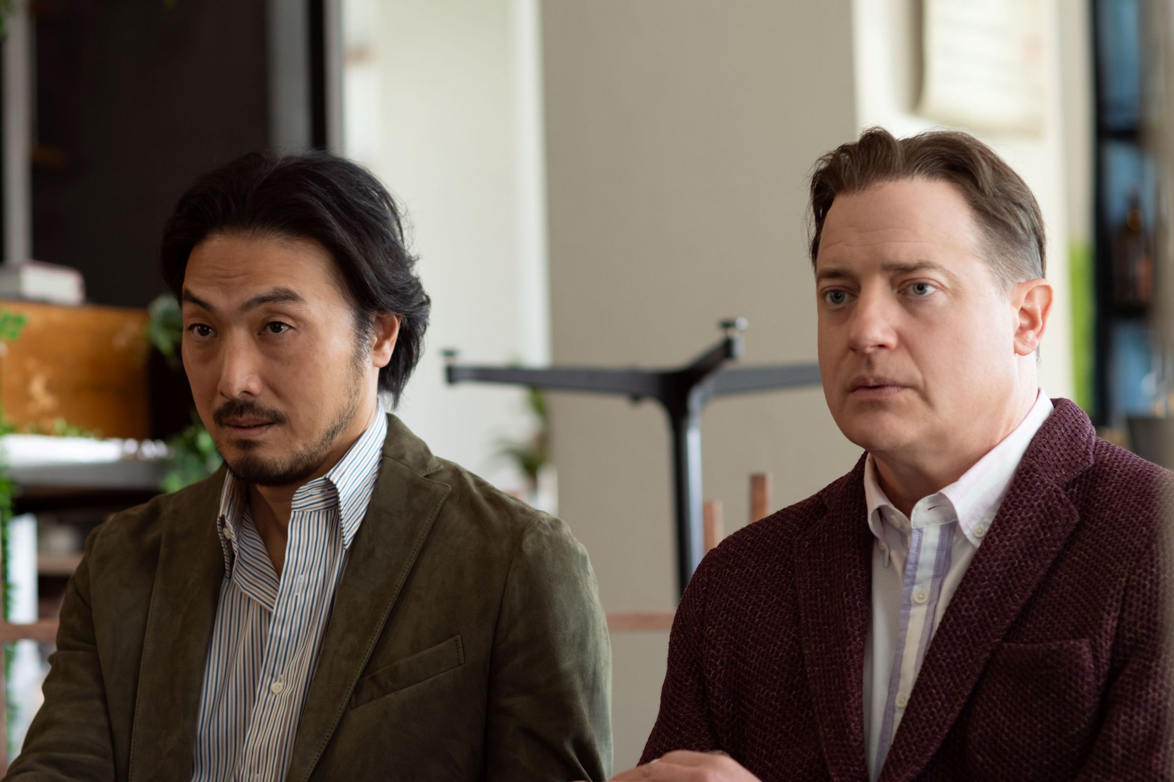 山本真理(左)飾演「日租家庭」機構的老闆,布蘭登費雪(右)則是在日本找不到工作的演員。(20世紀影業提供)