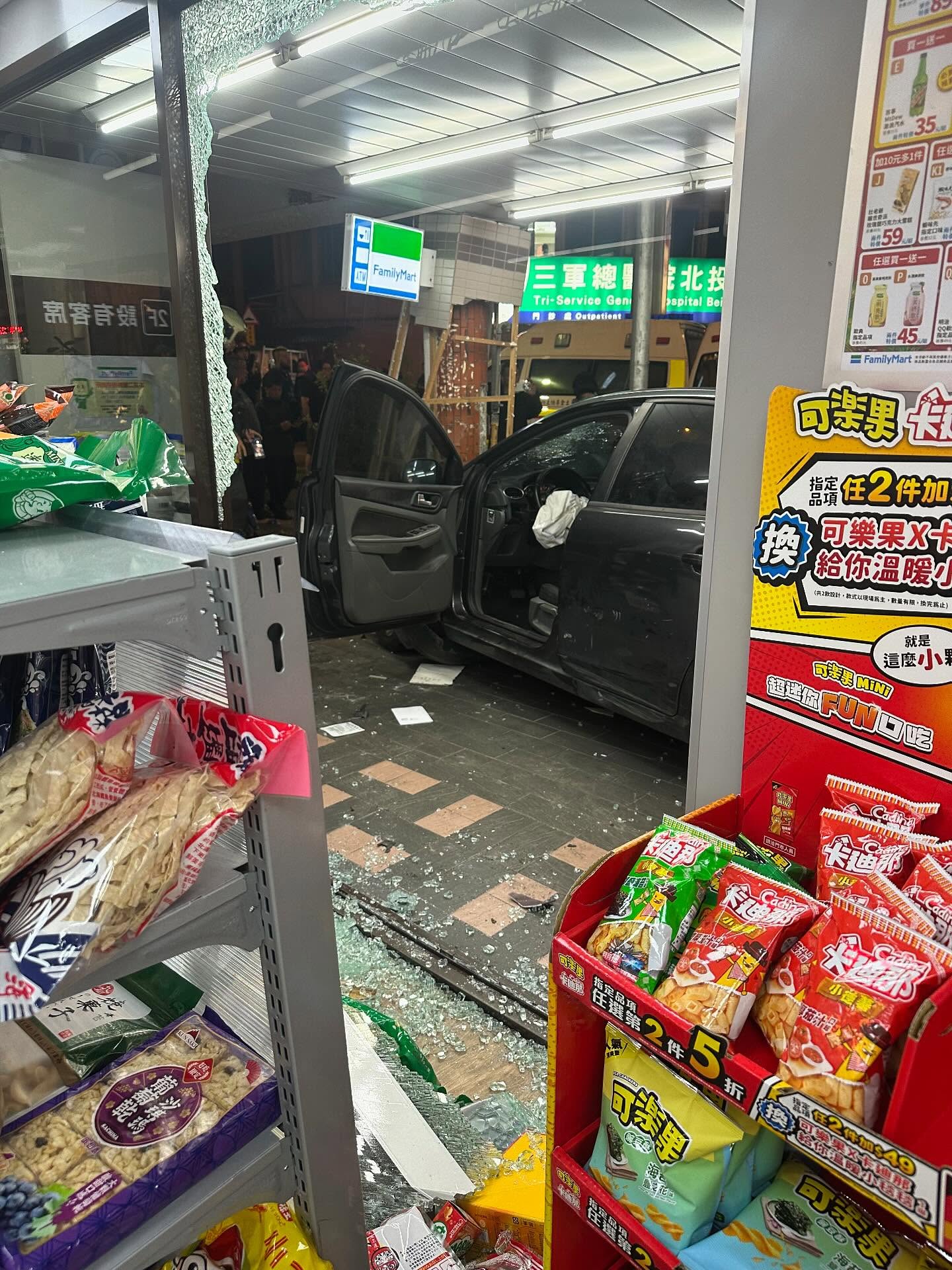肇事轎車後來撞進超商騎樓，車頭卡在柱子裡幾乎全毀。（翻攝畫面）