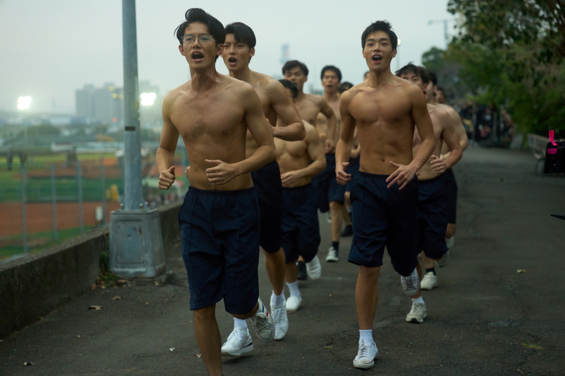 《進行曲》故事講述建中樂旗隊奪冠世界大賽真實故事，小鮮肉們裸上身跑步鍛鍊的畫面絕對養眼。（未來進行曲提供）