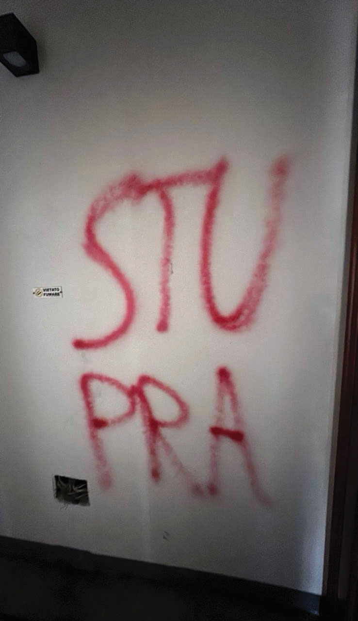 李穎在義大利曾遭跟蹤，家門口疑似被當地黑手黨噴漆威脅。「STUPRA」在義大利文意指「強姦」。（李穎提供）