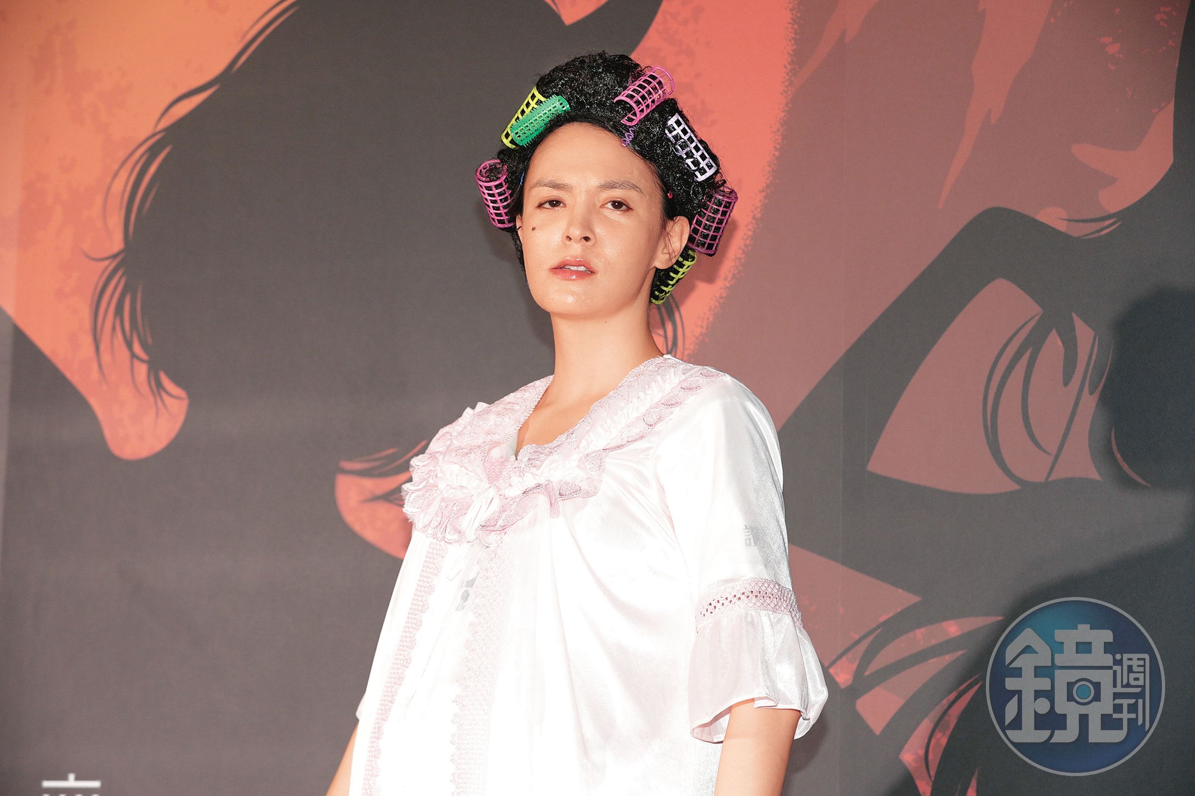 張榕容扮成包租婆毫無違和感，該不會平常影后在家就長醬吧～（捻菸灰）