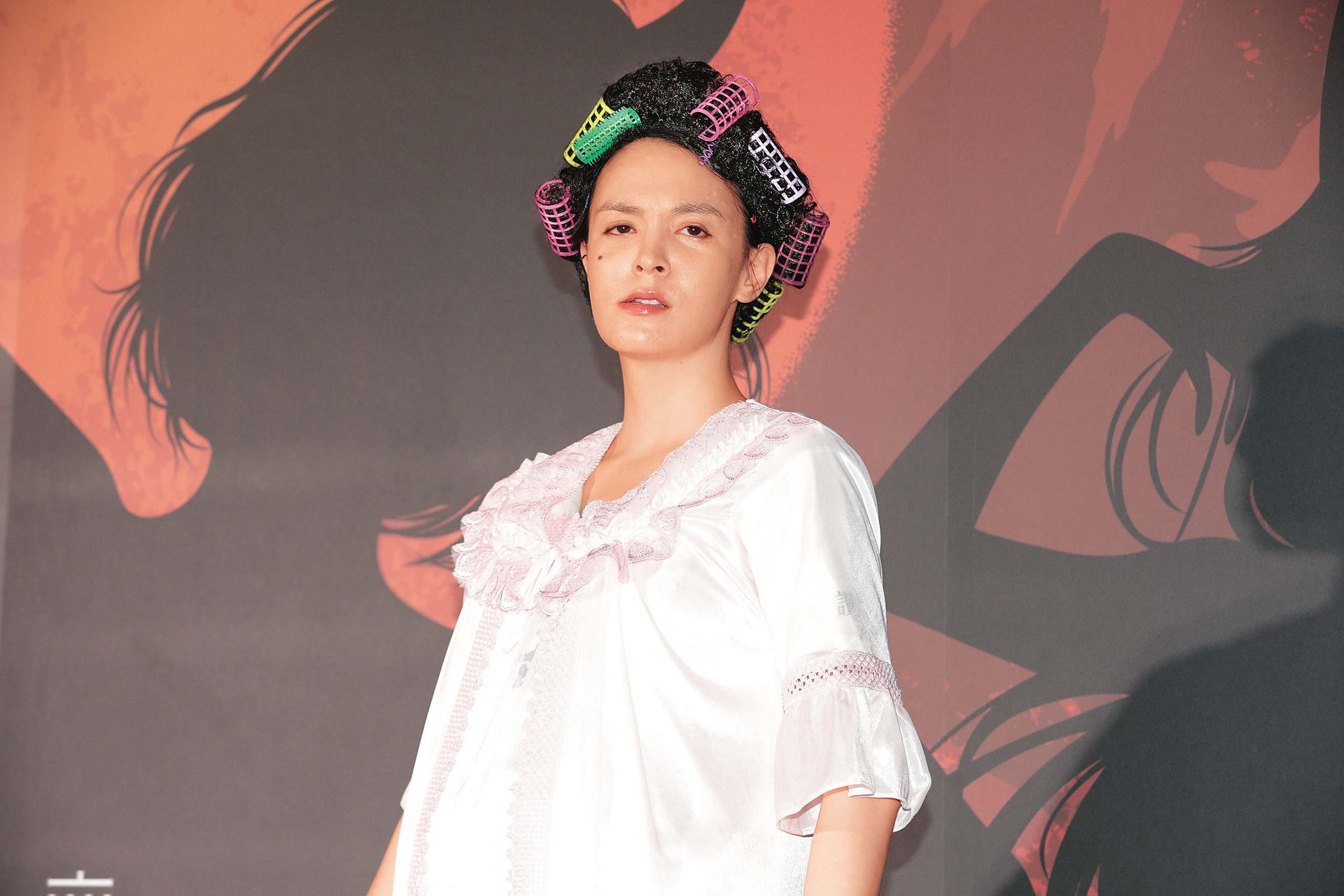 張榕容扮成包租婆毫無違和感，該不會平常影后在家就長醬吧～（捻菸灰）