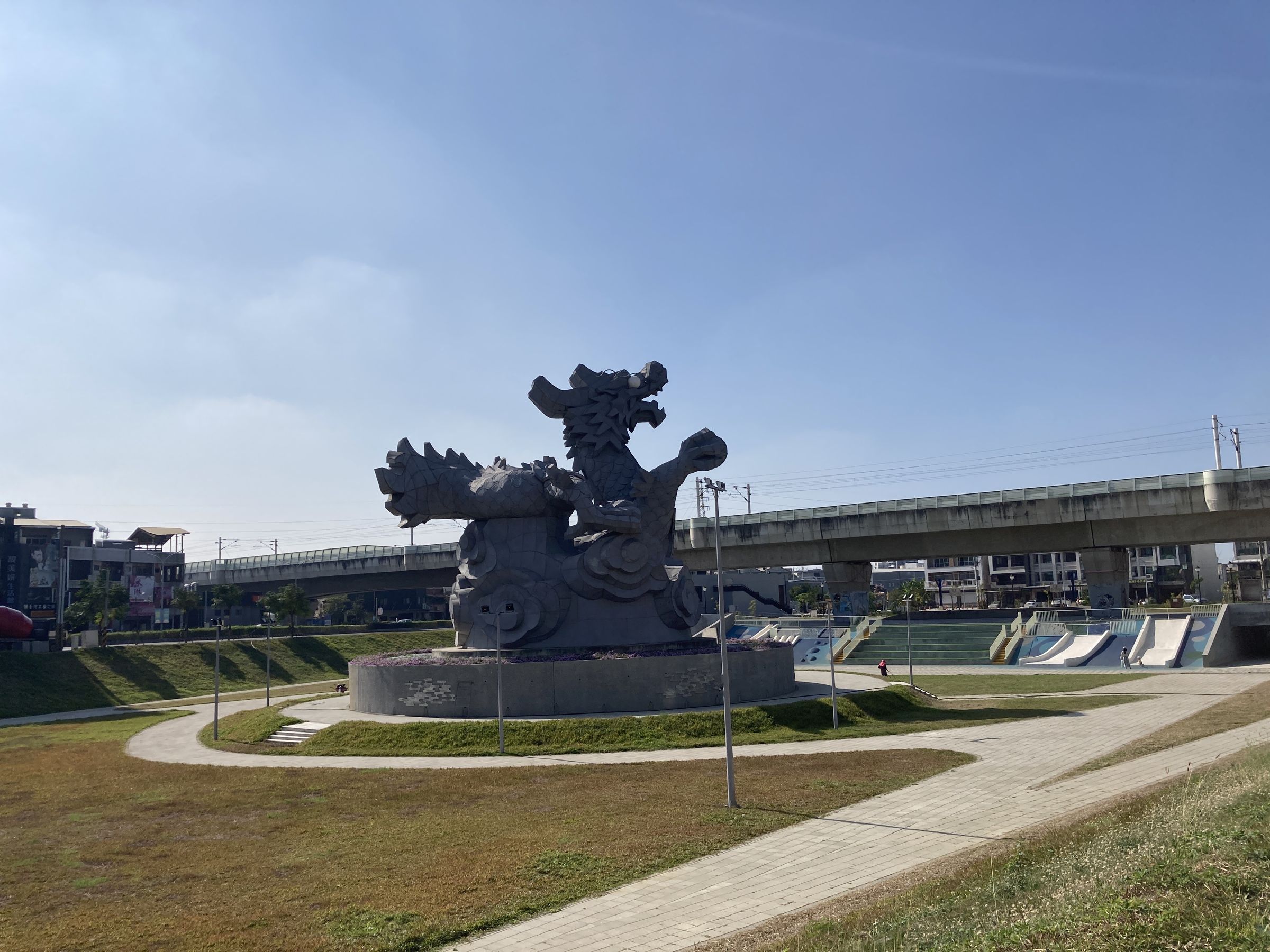 優化後的龍燈公園滯洪池，串聯休憩廊道、活動草坪等，為民眾另添一處休閒遊樂場域。