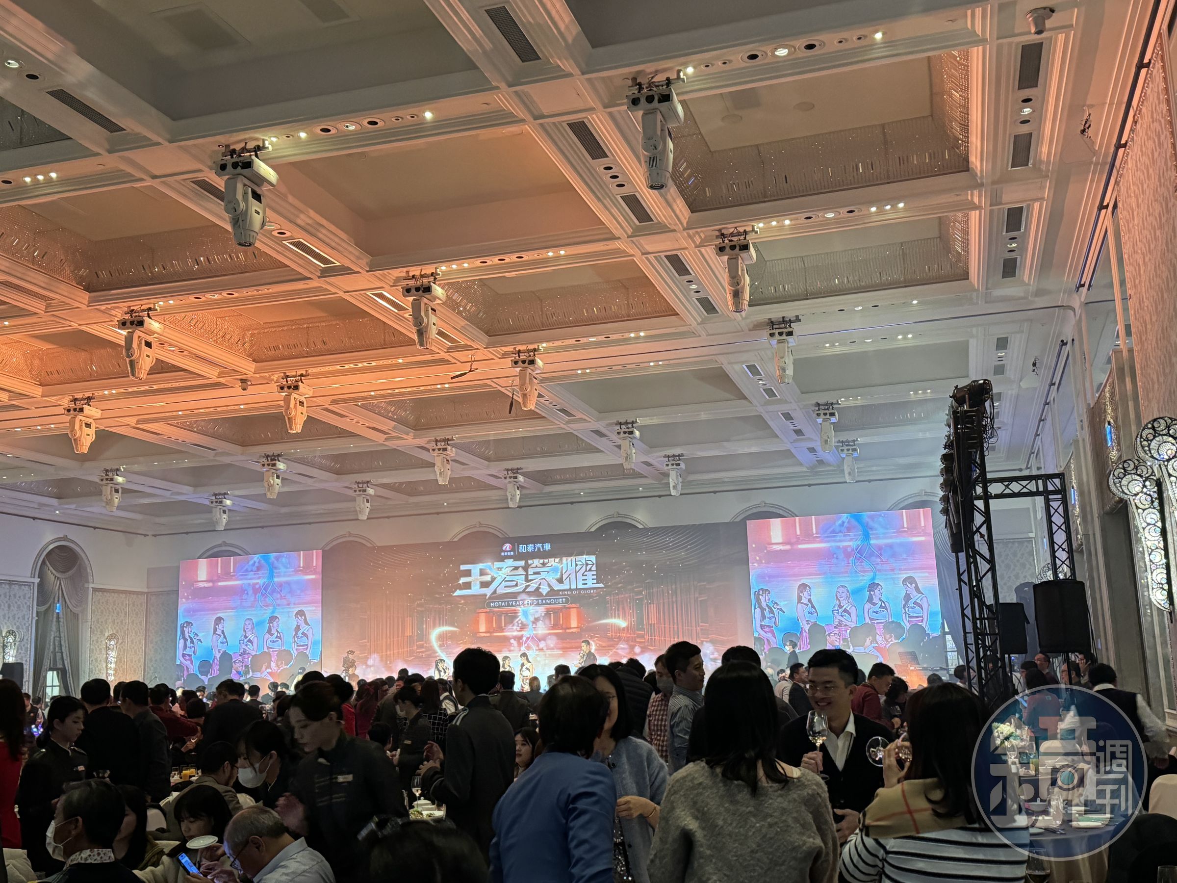 和泰車尾牙席開50多桌,找來天團911與樂天女孩與同仁同歡。