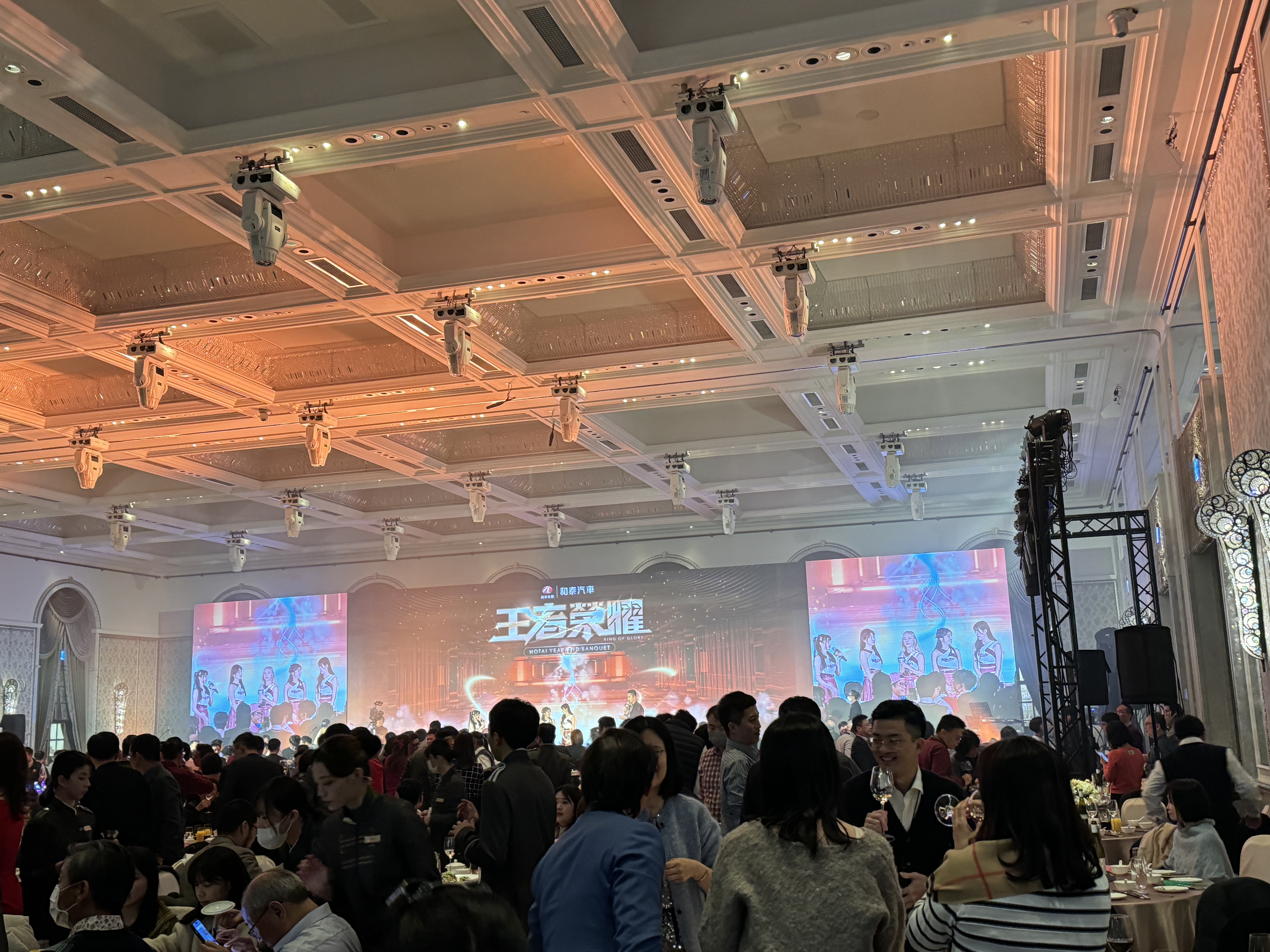 和泰車尾牙席開50多桌，找來天團911與樂天女孩與同仁同歡。