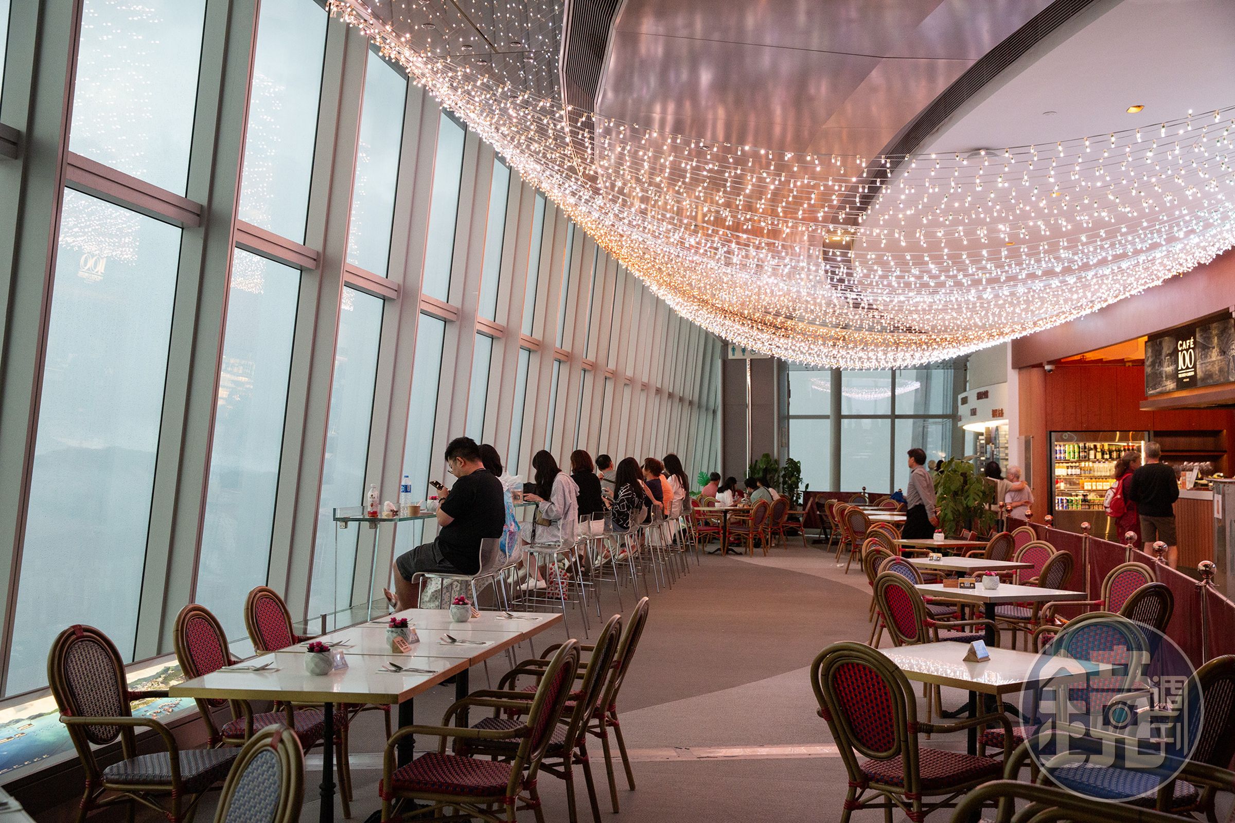 與The Ritz-Carlton飯店合作的「Café 100」,提供遊客在雲端裡品嘗晚餐的體驗。