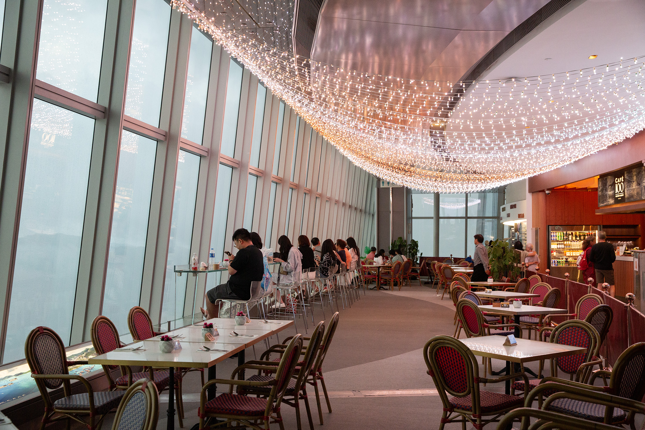 與The Ritz-Carlton飯店合作的「Café 100」，提供遊客在雲端裡品嘗晚餐的體驗。