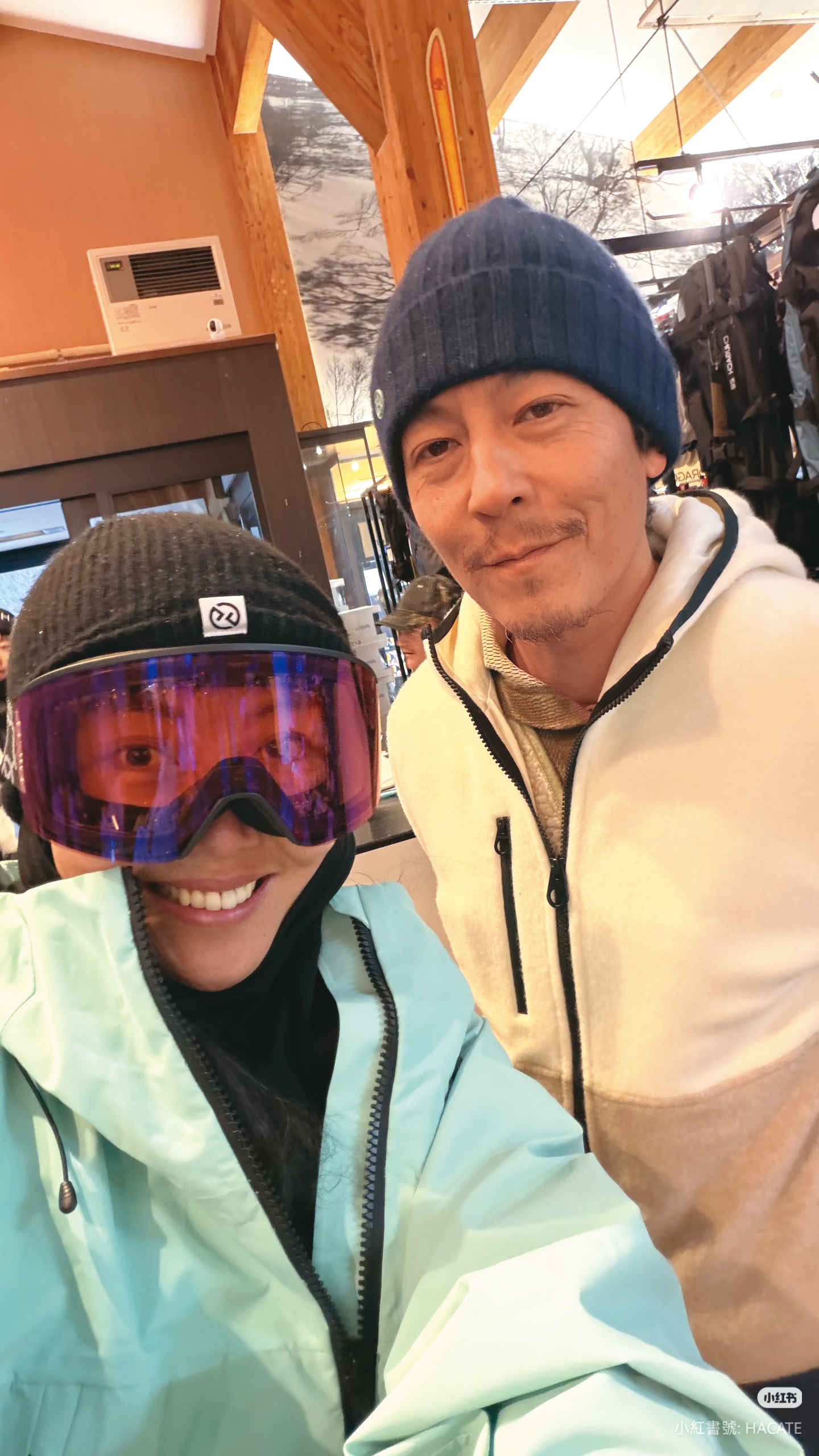 陳冠希帶妻女現身北海道滑雪場,陪孩子的行程滿檔畫面溫馨。(翻攝小紅書)