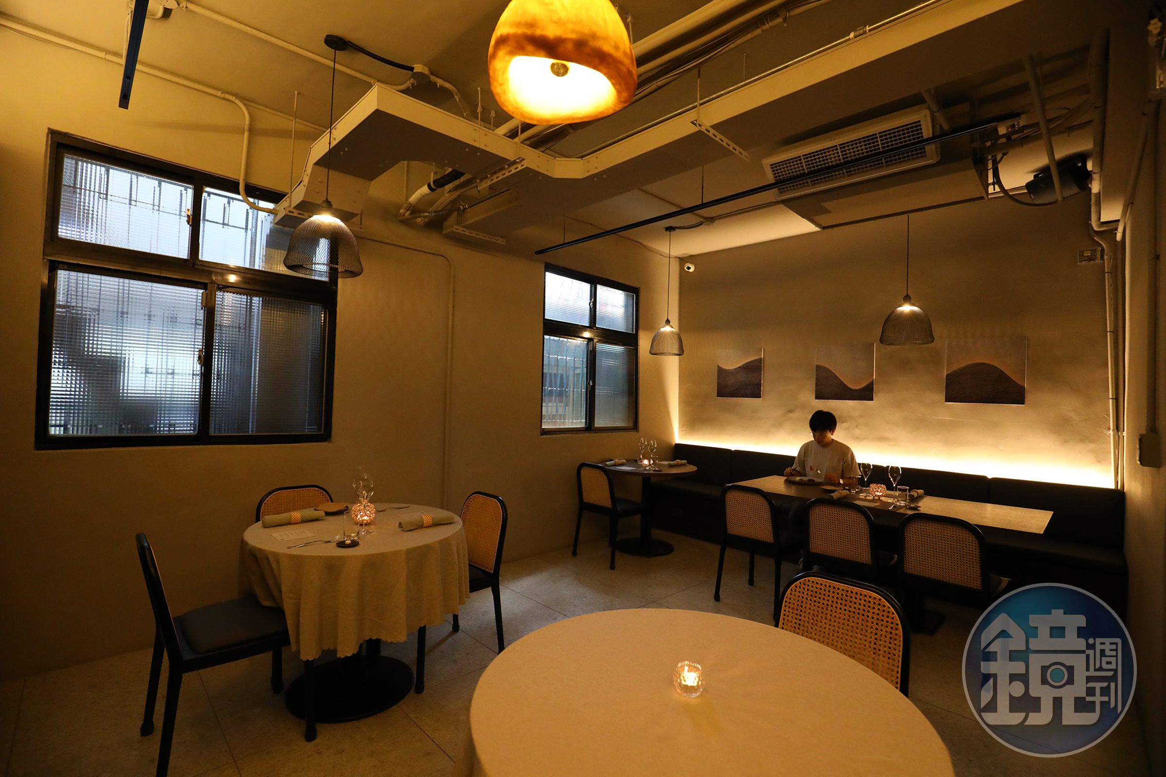 餐廳裝潢以侘寂的極簡風格為主。