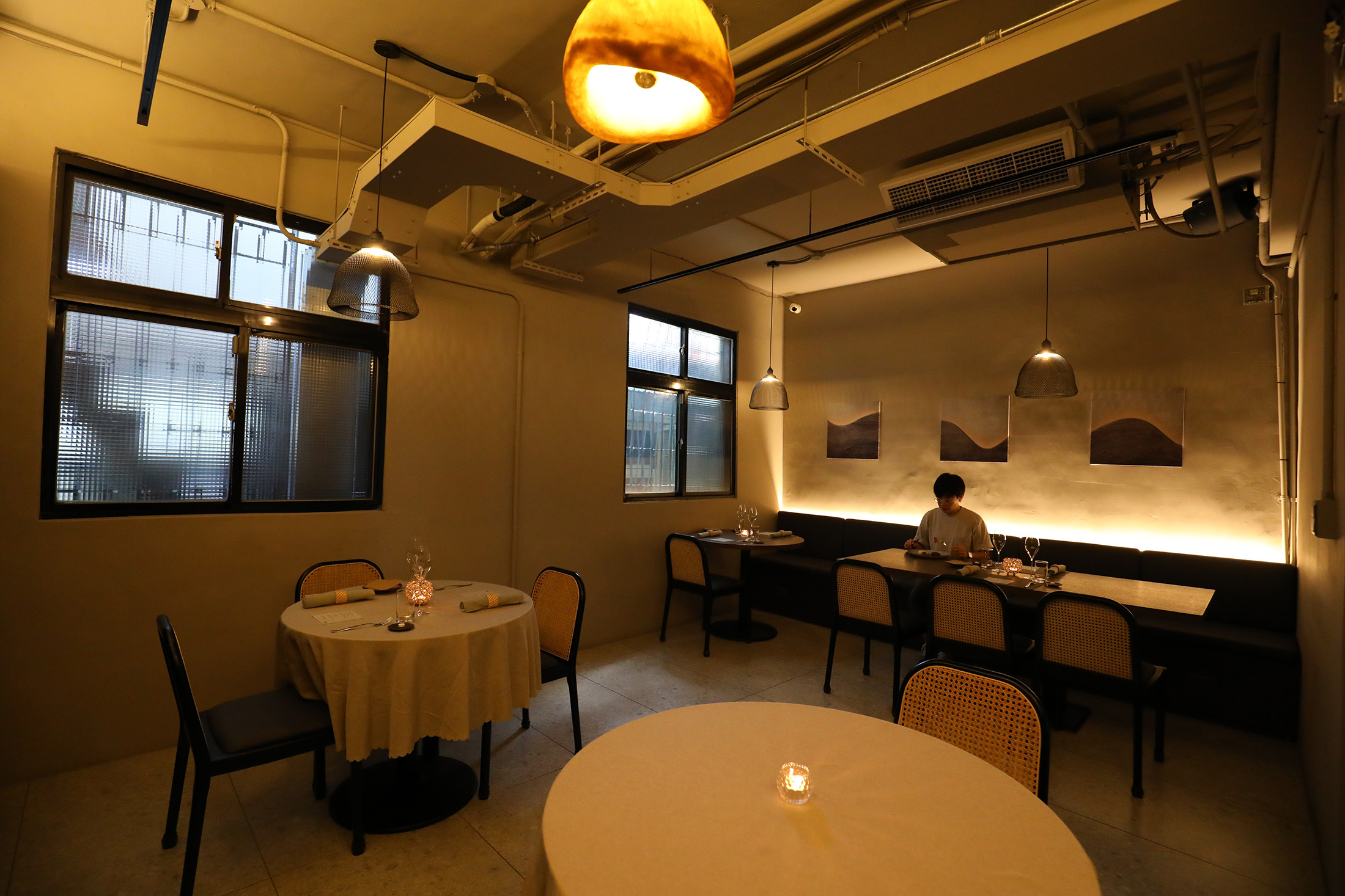 餐廳裝潢以侘寂的極簡風格為主。