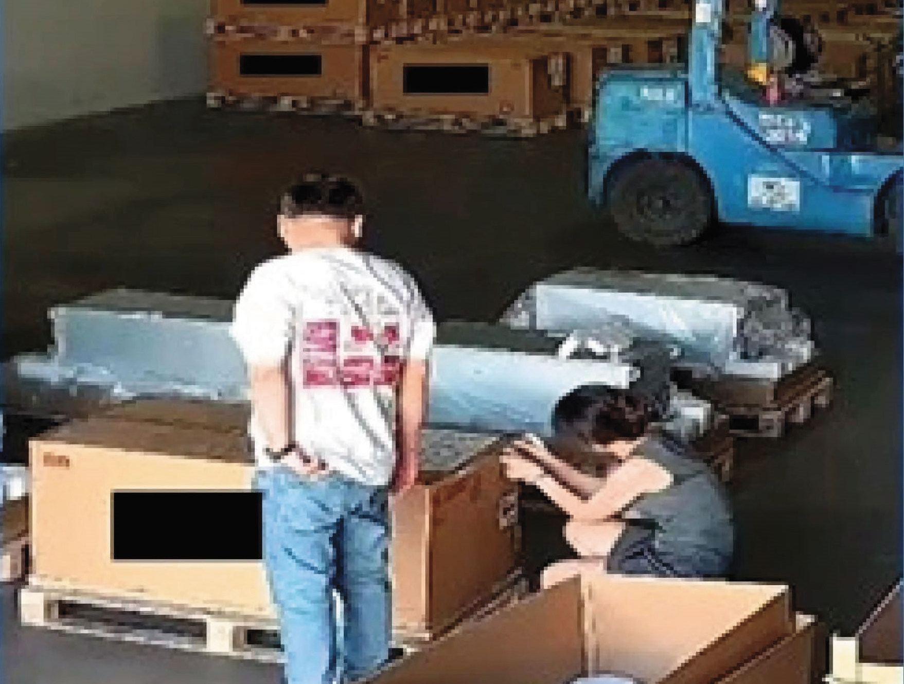 走私輝達晶片的涉案人在倉庫內改標、填報不實文件。(翻攝美國司法部官網)