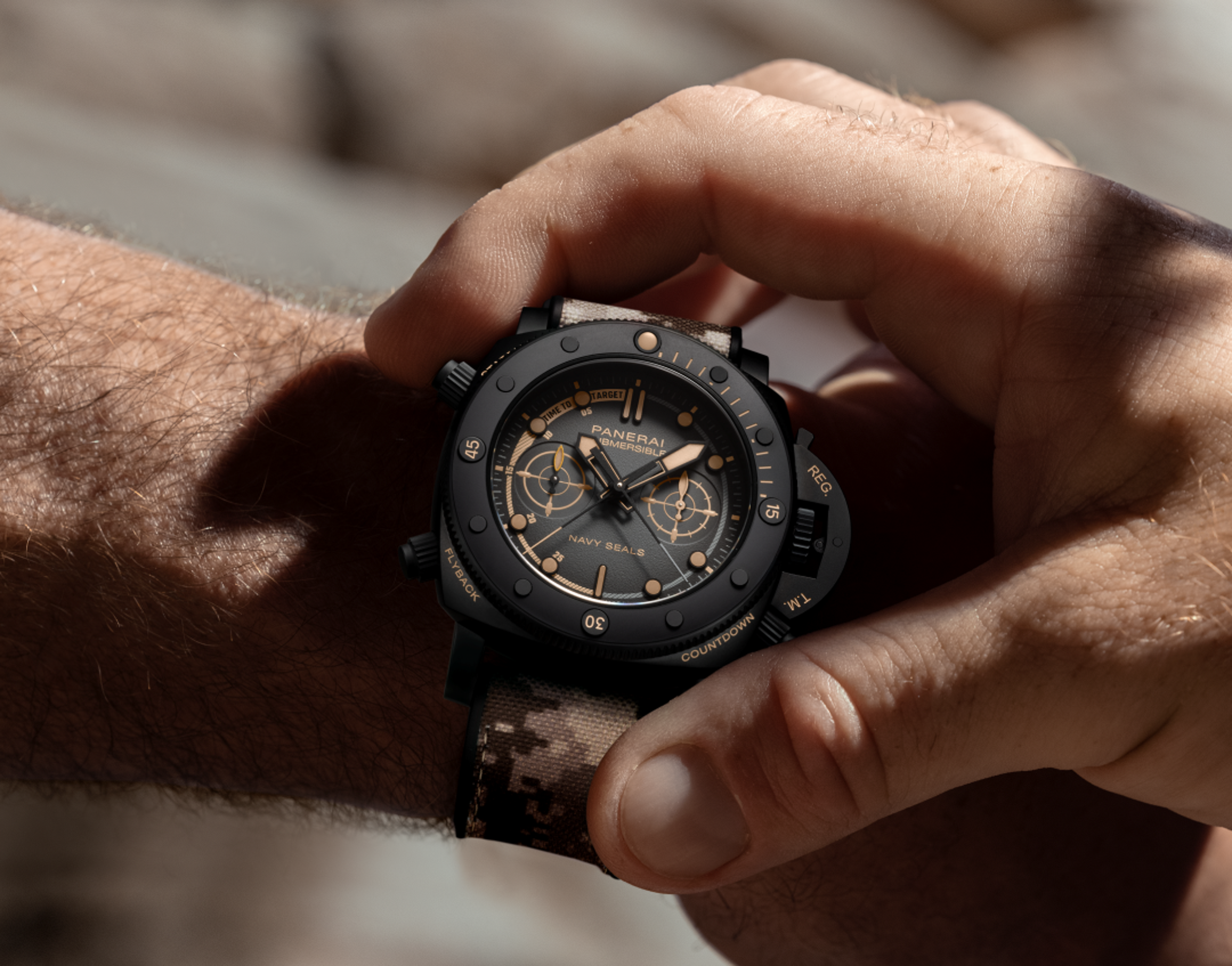 PANERAI Submersible Chrono Navy SEALs Titanio PAM01521：直徑47毫米DLC鈦金屬錶殼、單向旋轉陶瓷錶圈；時間指示、飛返計時、停秒與秒針歸零功能；機芯：P.9100/R自動上鏈機芯、3日儲能；防水500米；限量80只。定價約NT$1,067,000。