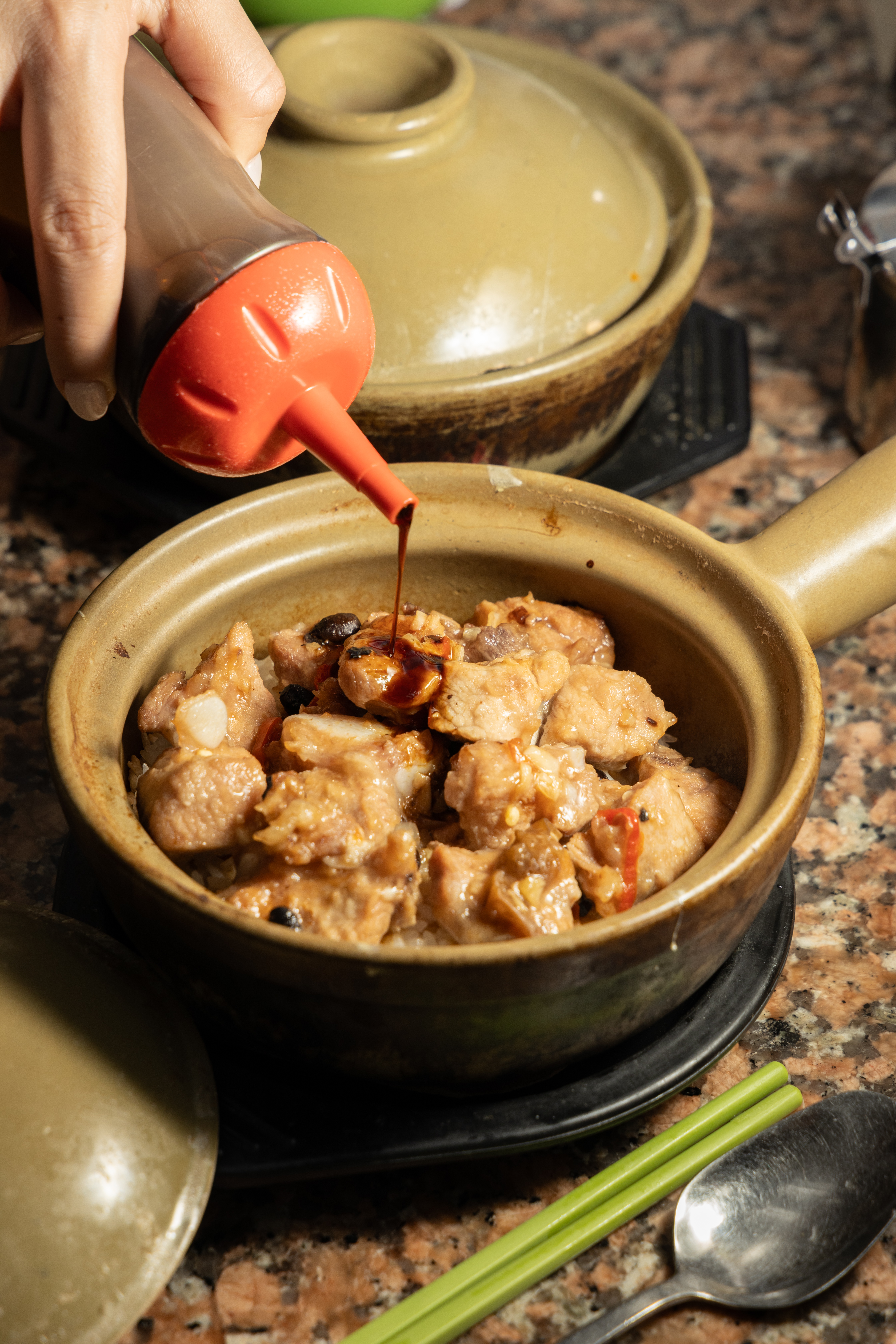 同樣高人氣的「豉汁排骨飯」淋上醬油香氣四溢，調味過的豉汁不死鹹，可依個人口味斟酌多寡。（港幣85元／份，飯焦加價港幣10元）