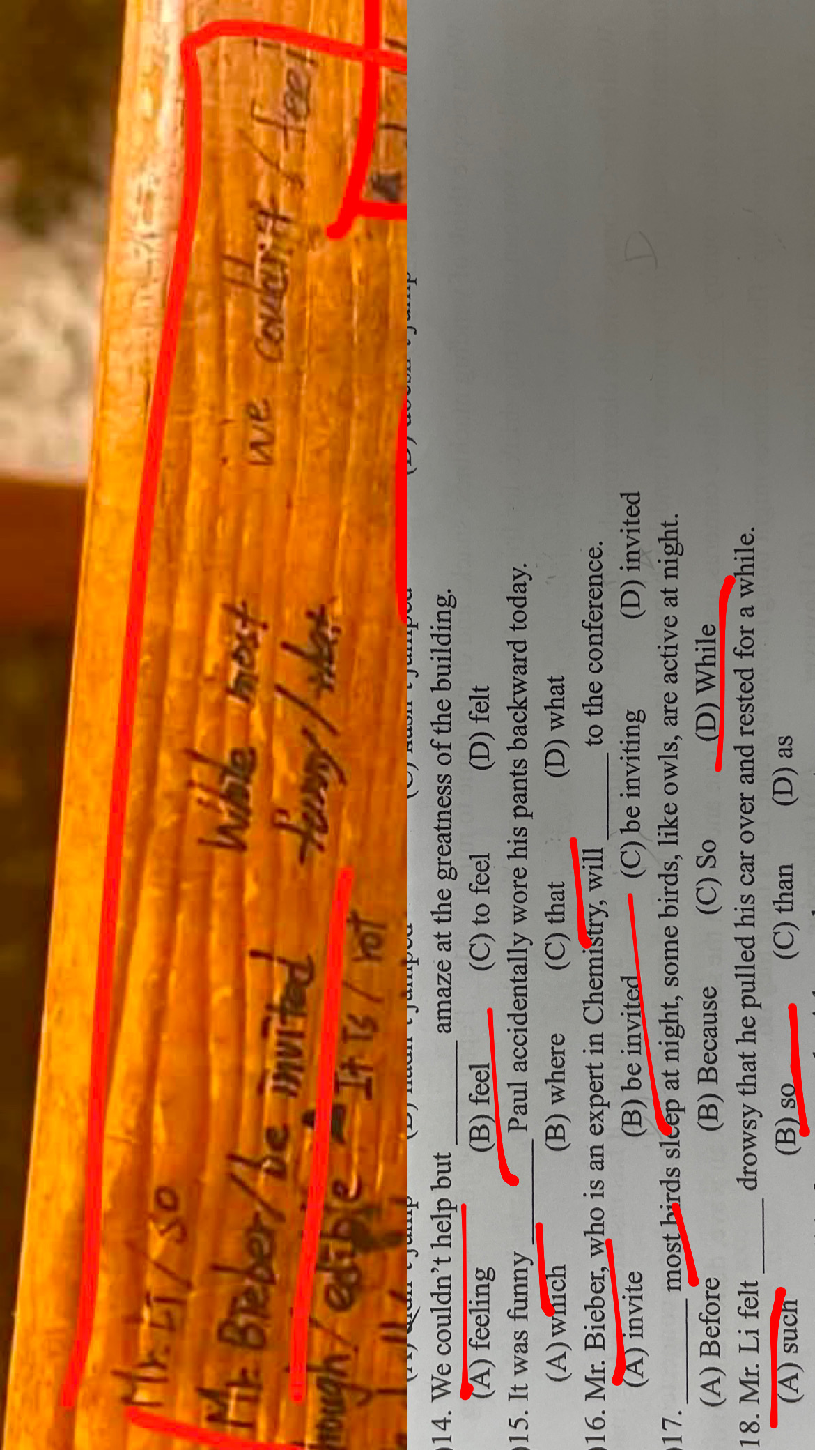 桌面的作弊小抄與考卷的對照圖。讀者提供
