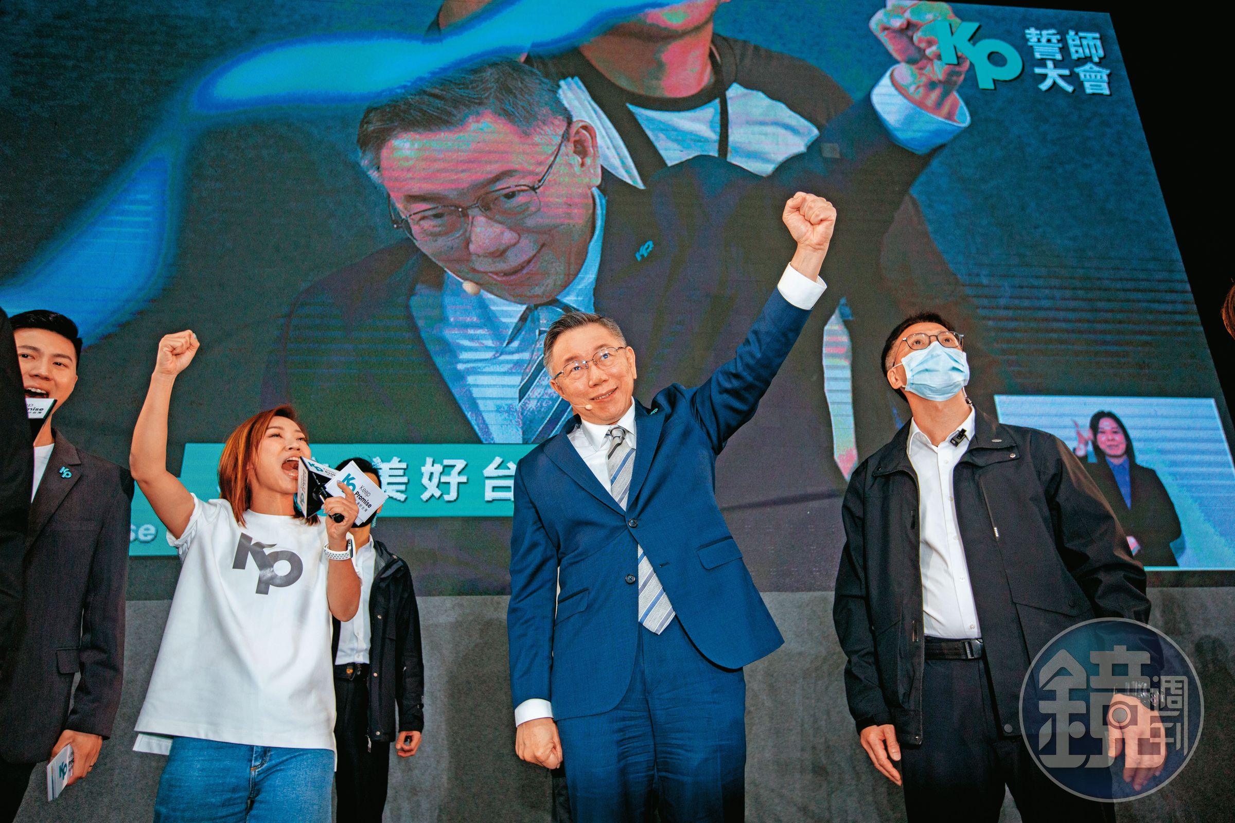柯文哲（中）已做好藍白合破局、參選到底準備，19日在誓師大會高喊「用台灣民眾黨總統候選人的身分拚戰到底」。