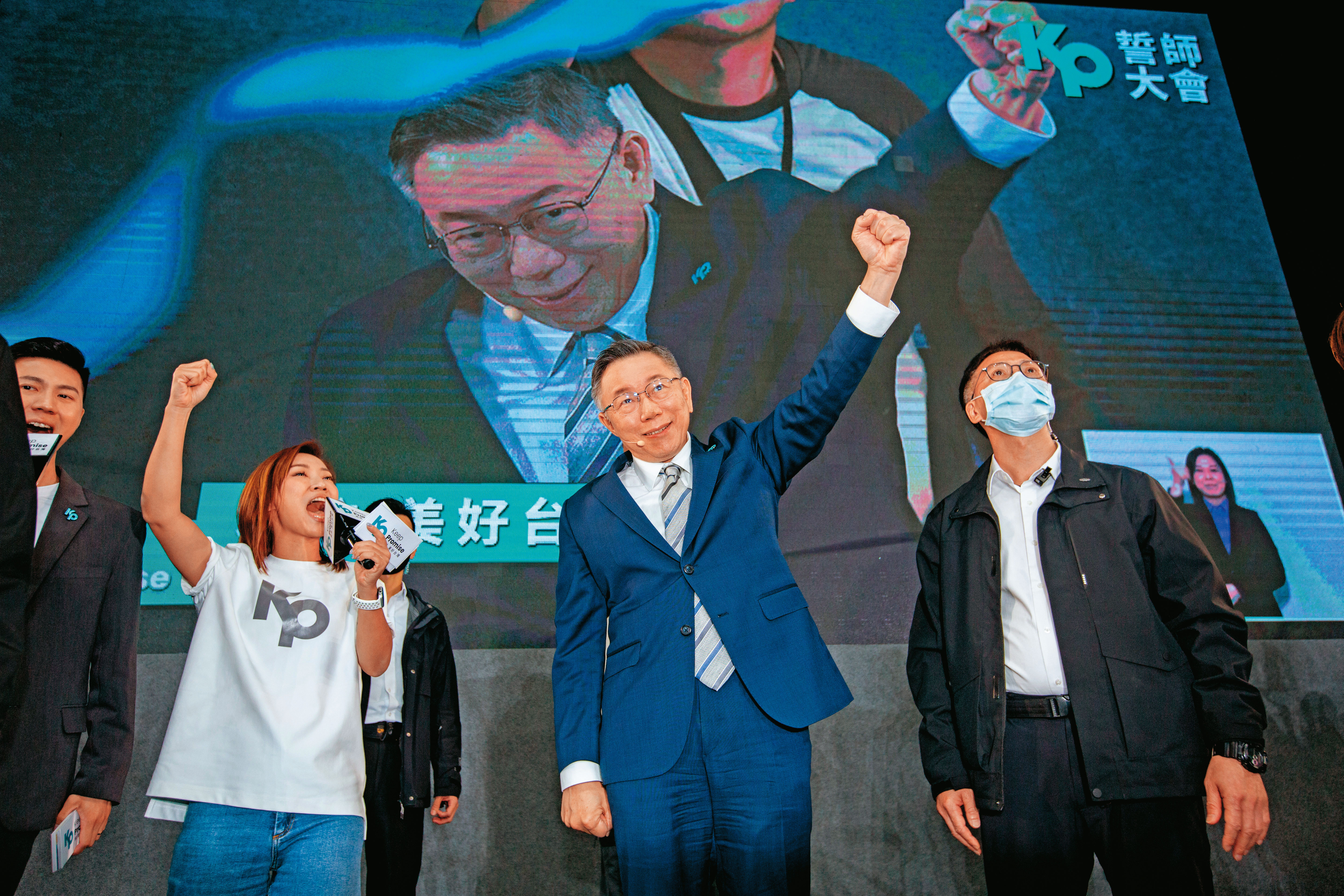 柯文哲（中）已做好藍白合破局、參選到底準備，19日在誓師大會高喊「用台灣民眾黨總統候選人的身分拚戰到底」。