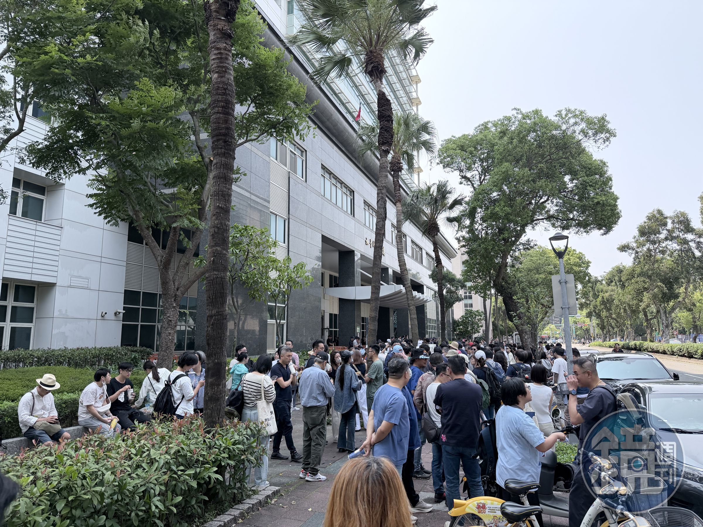 農業部防檢署外聚集眾多民眾前來關心「人用藥品用於犬貓及非經濟動物之使用管理辦法」修正草案會議進度。